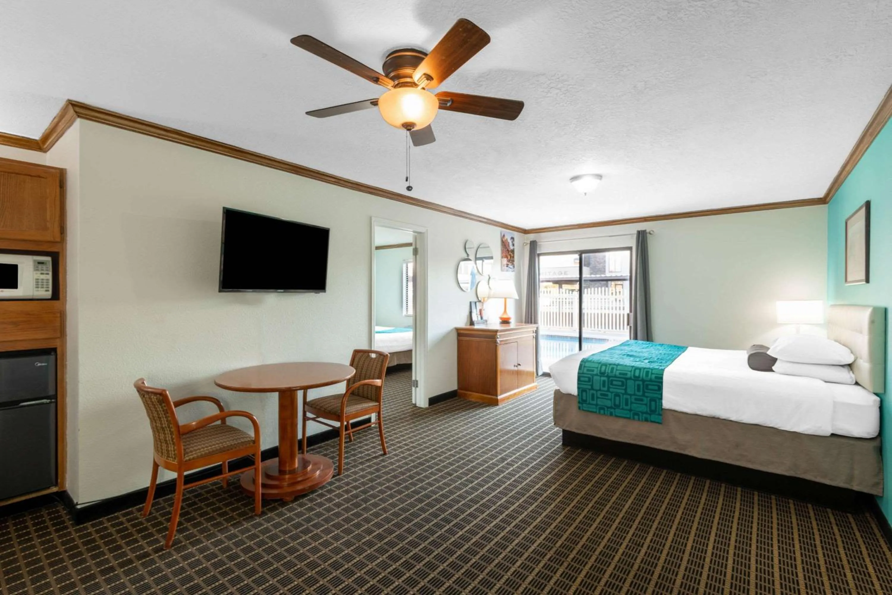Photo of the whole room, Bed in Howard Johnson by Wyndham St. George Hotel & Suites