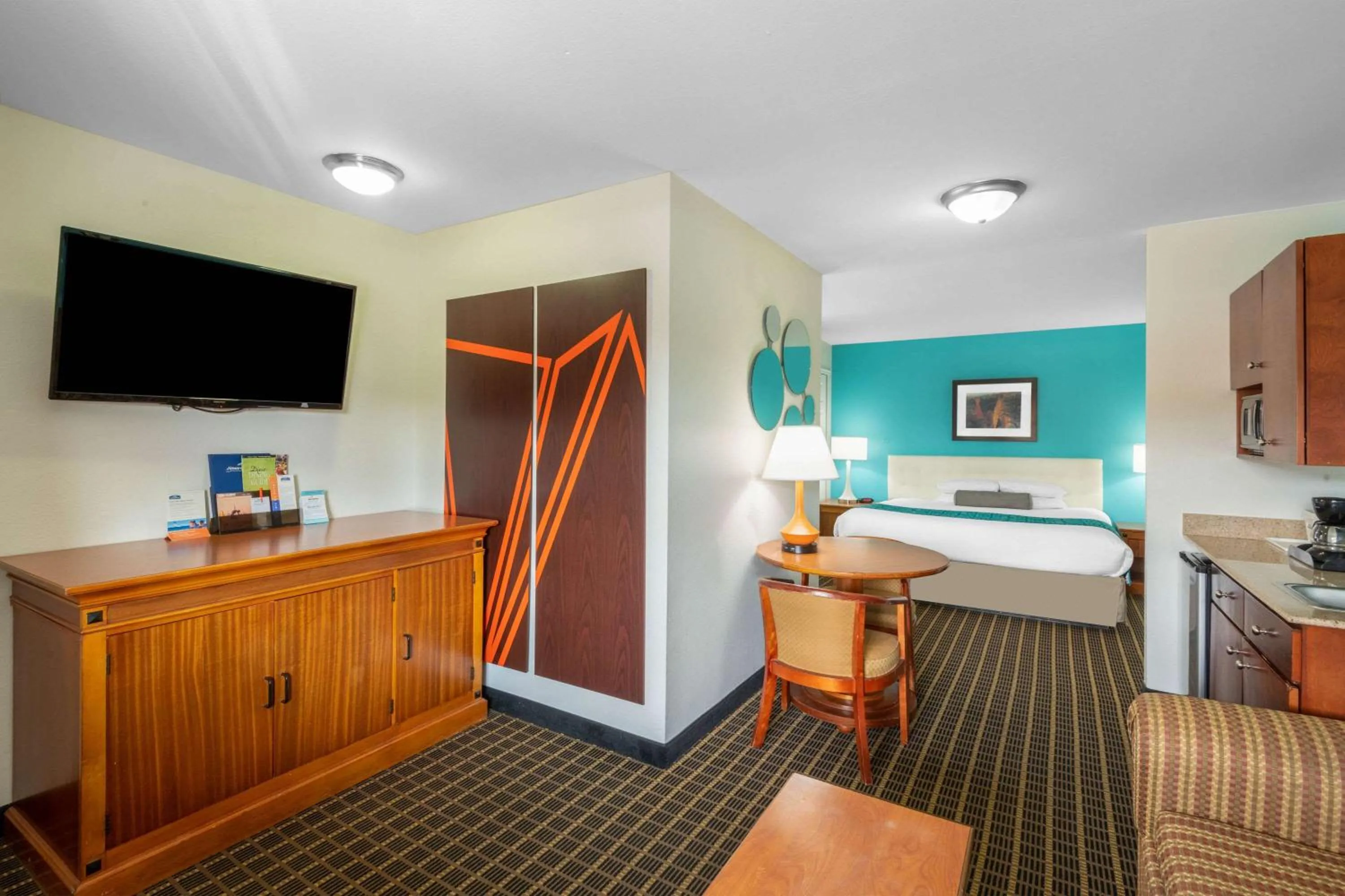 Photo of the whole room, Bed in Howard Johnson by Wyndham St. George Hotel & Suites