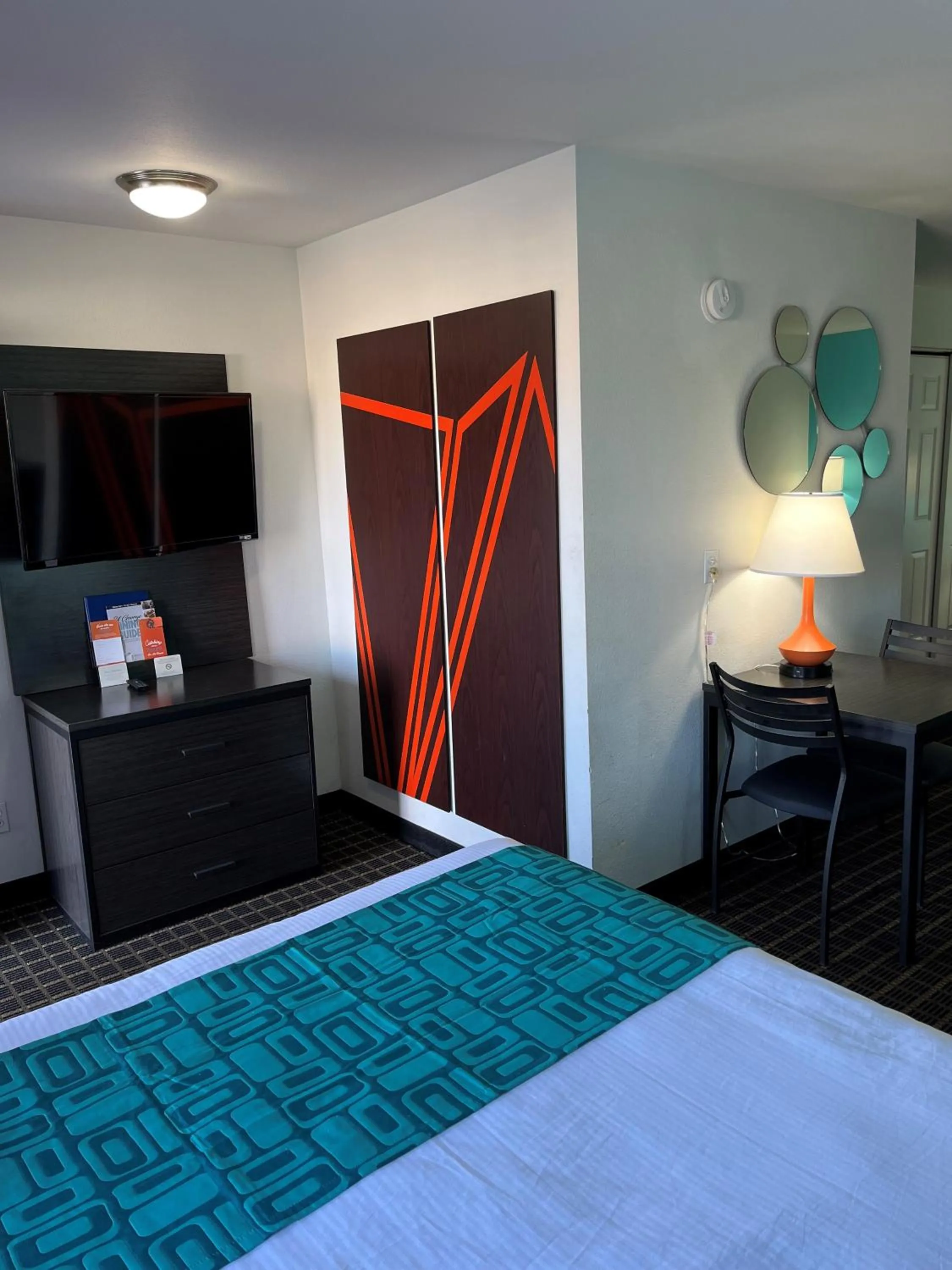 Bed in Howard Johnson by Wyndham St. George Hotel & Suites