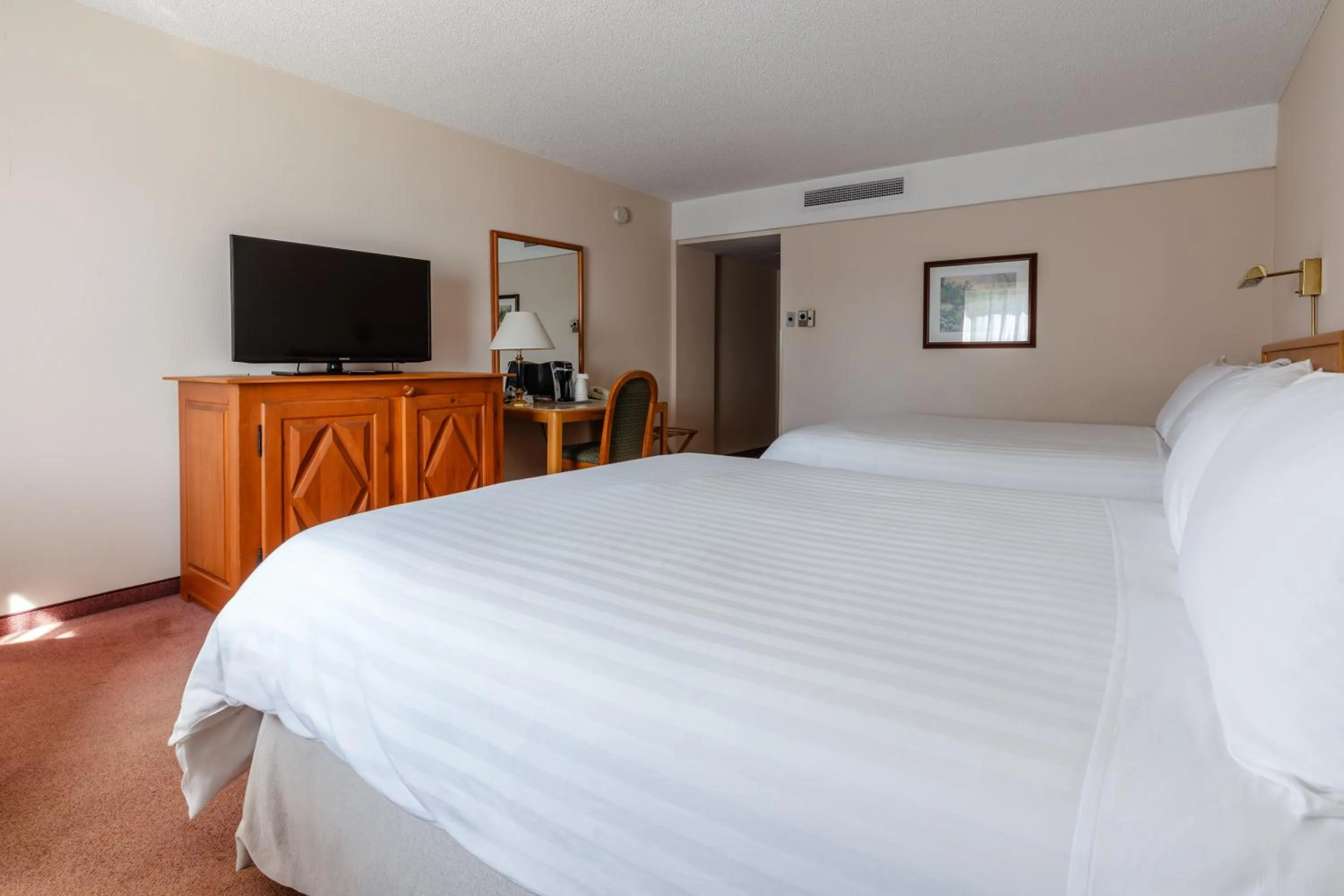 Photo of the whole room, Bed in Hôtels Gouverneur Trois-Rivières