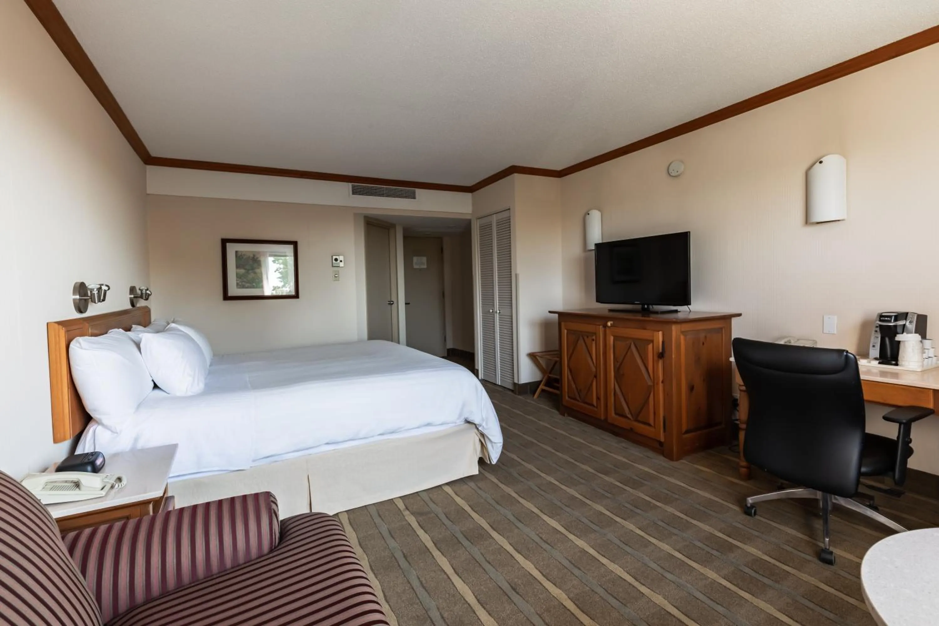 Photo of the whole room, Bed in Hôtels Gouverneur Trois-Rivières