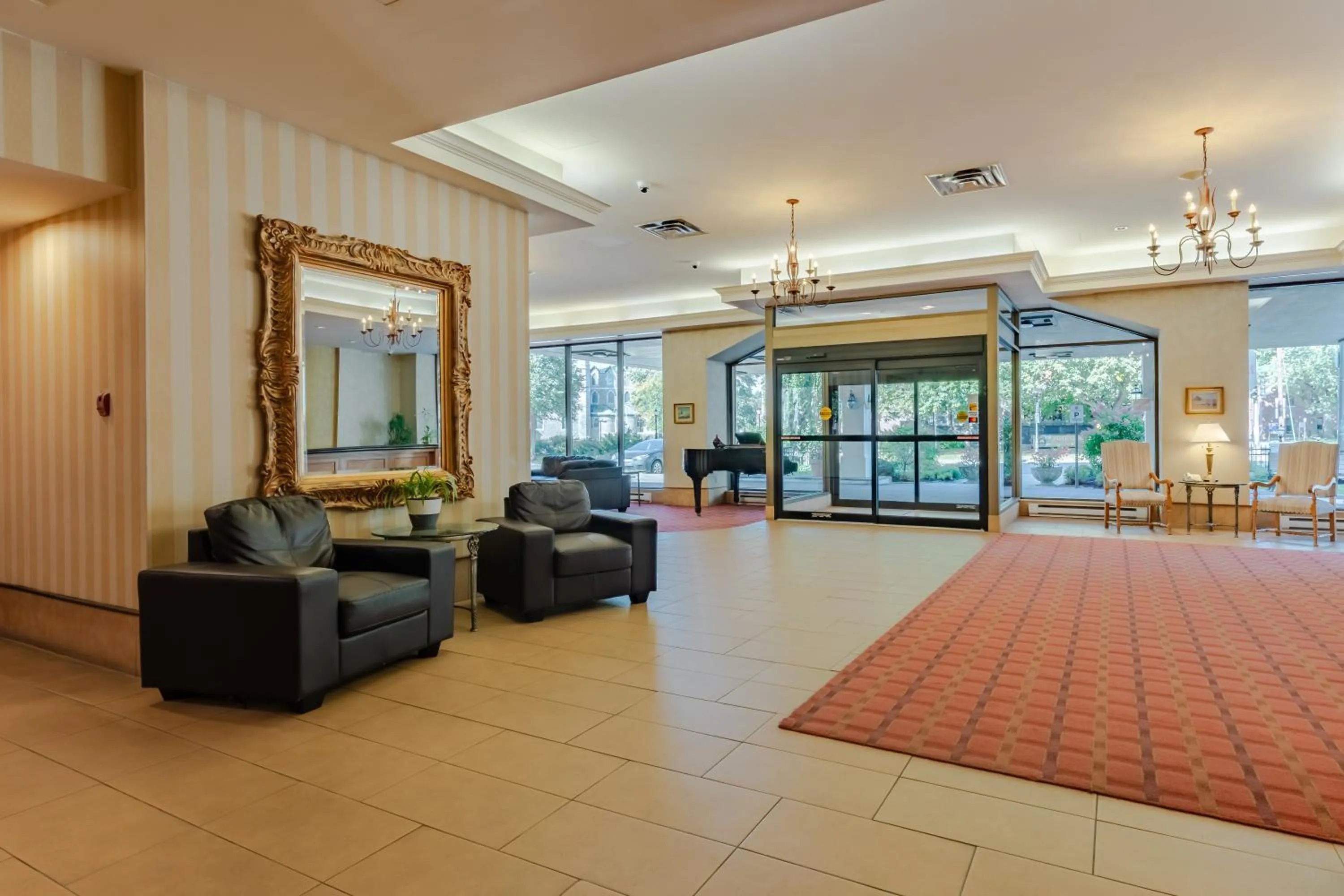 Lobby or reception in Hôtels Gouverneur Trois-Rivières