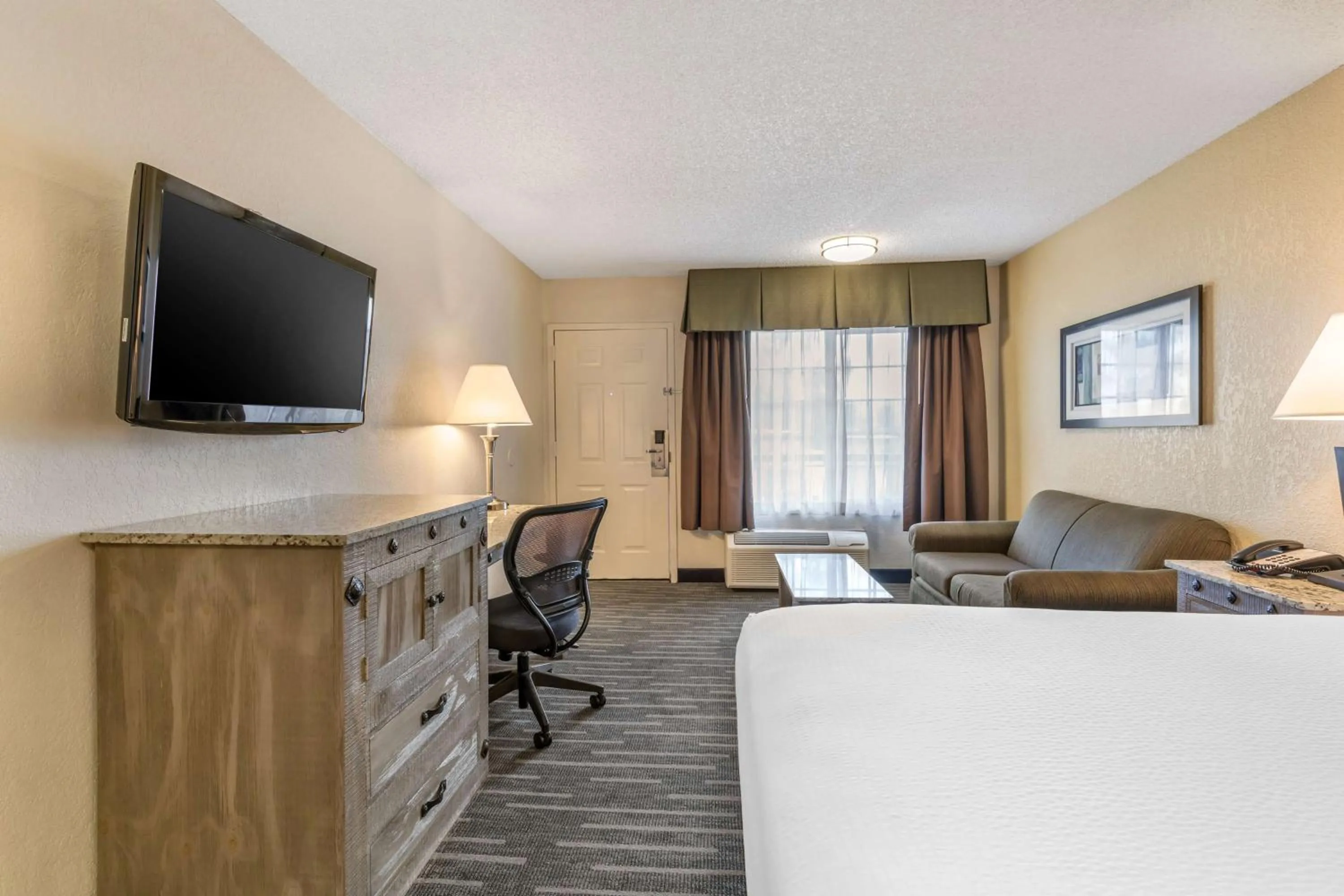 Bedroom in Best Western Americana Inn