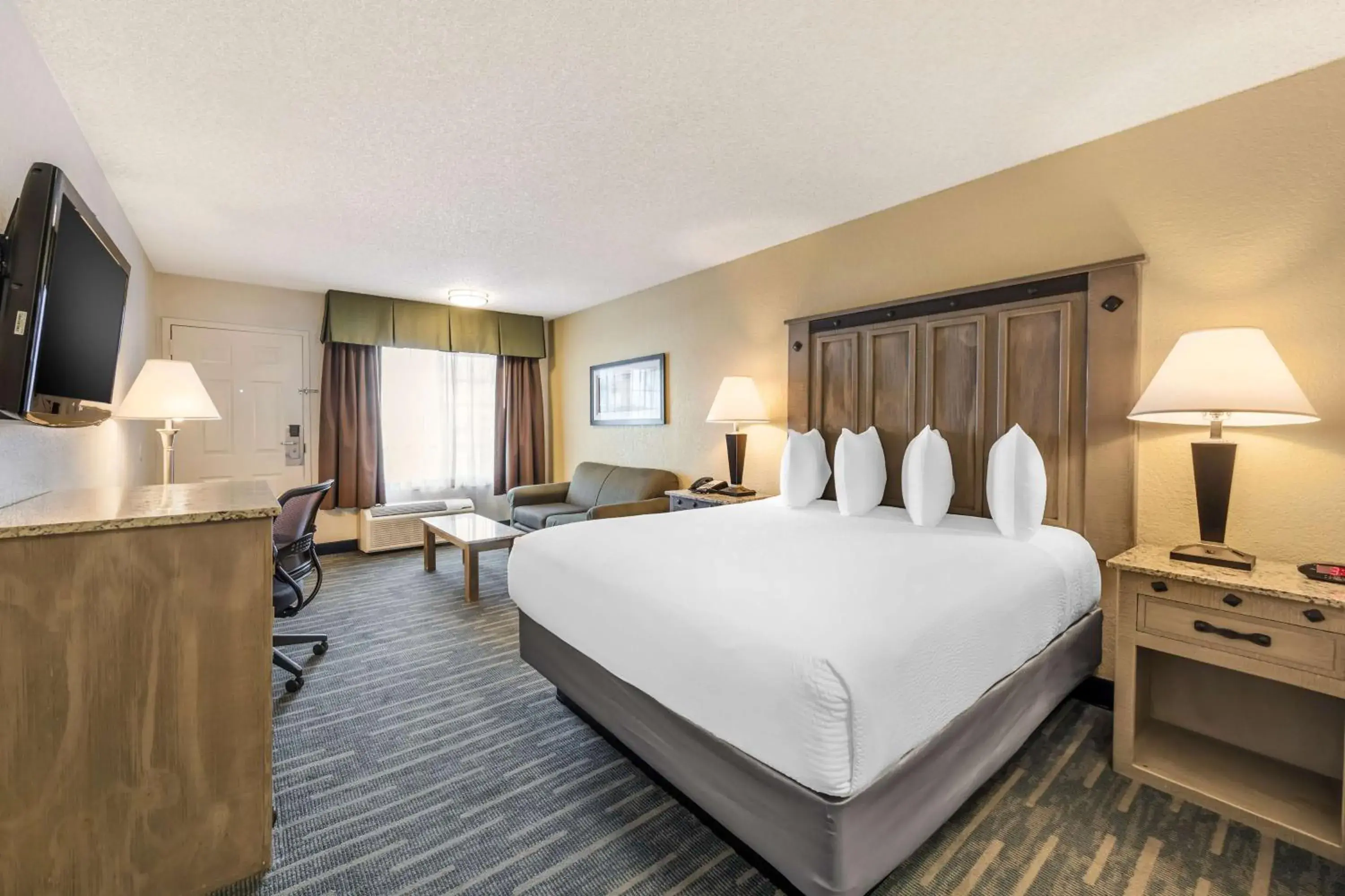 Queen Room - Non-Smoking in Best Western Americana Inn Queen Room - Non-Smoking in Best Western Americana Inn