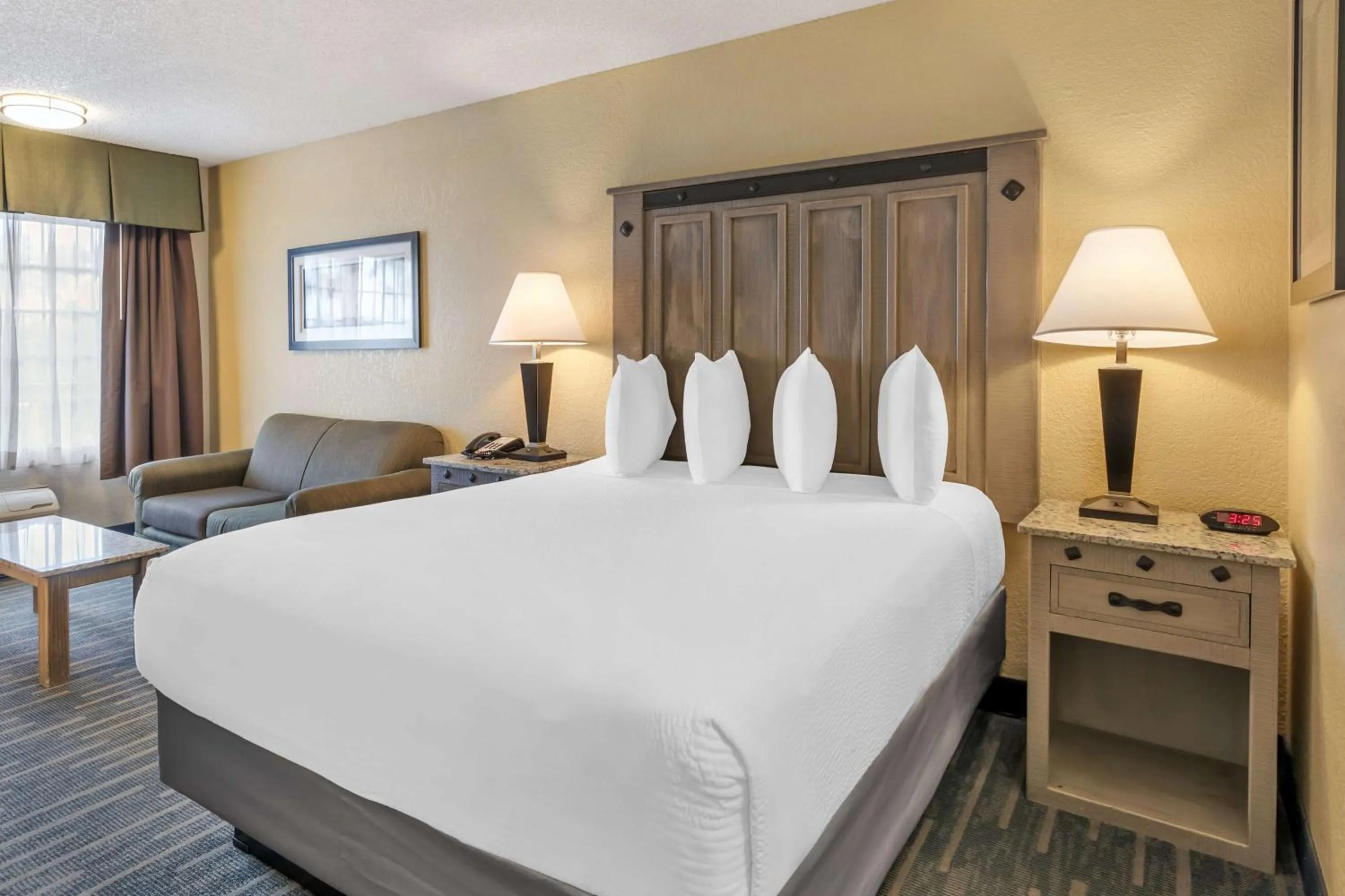 Bedroom, Bed in Best Western Americana Inn