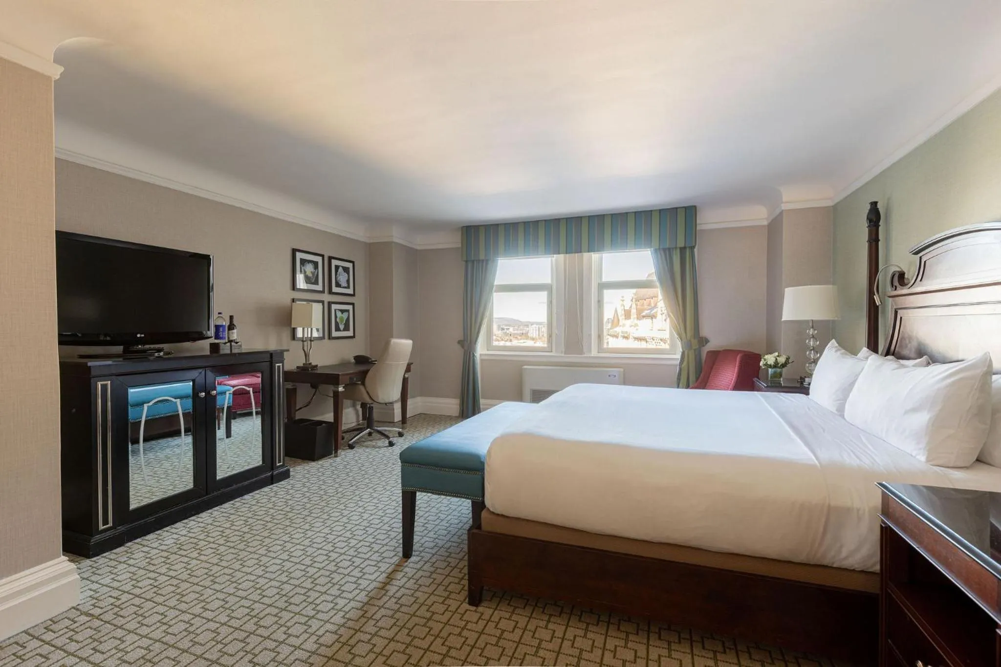 Bedroom, Bed in Fairmont Chateau Laurier