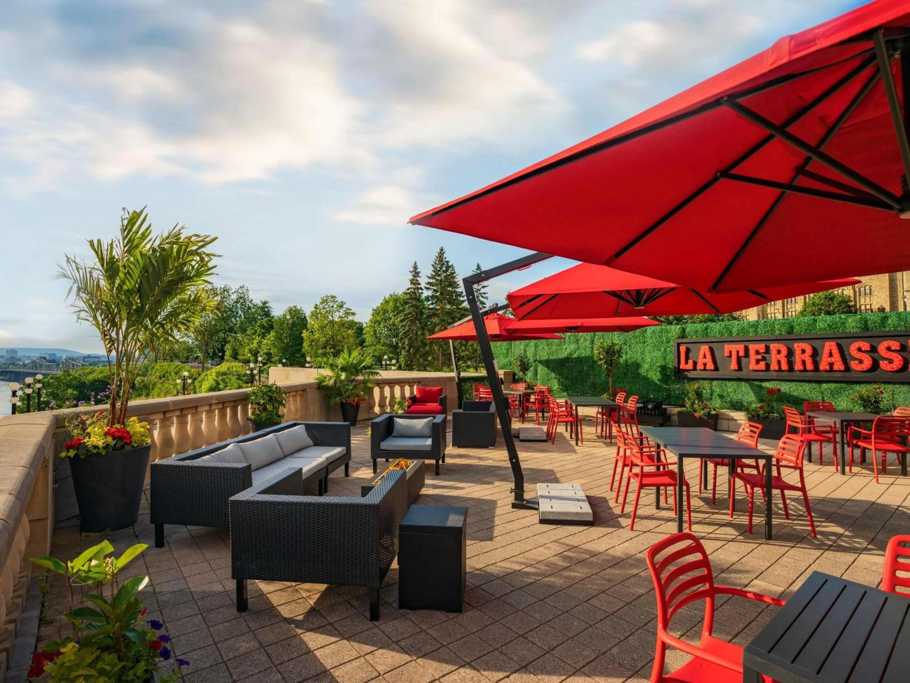 Lounge or bar in Fairmont Chateau Laurier