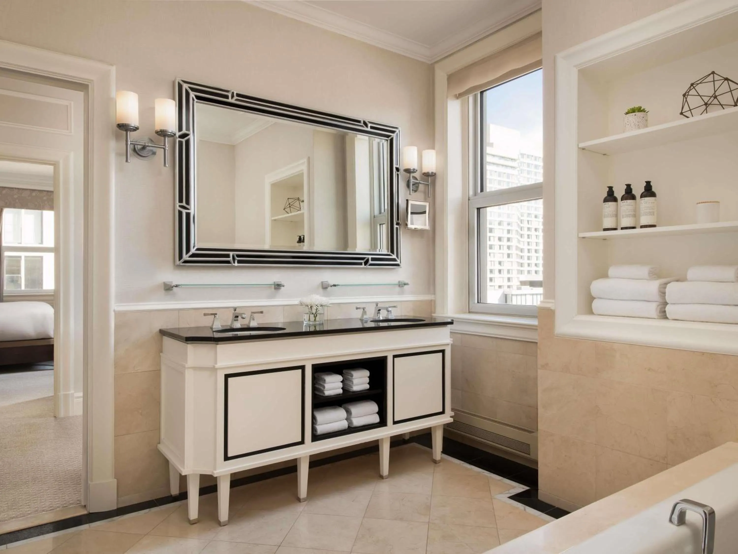Bedroom, Bed in Fairmont Chateau Laurier