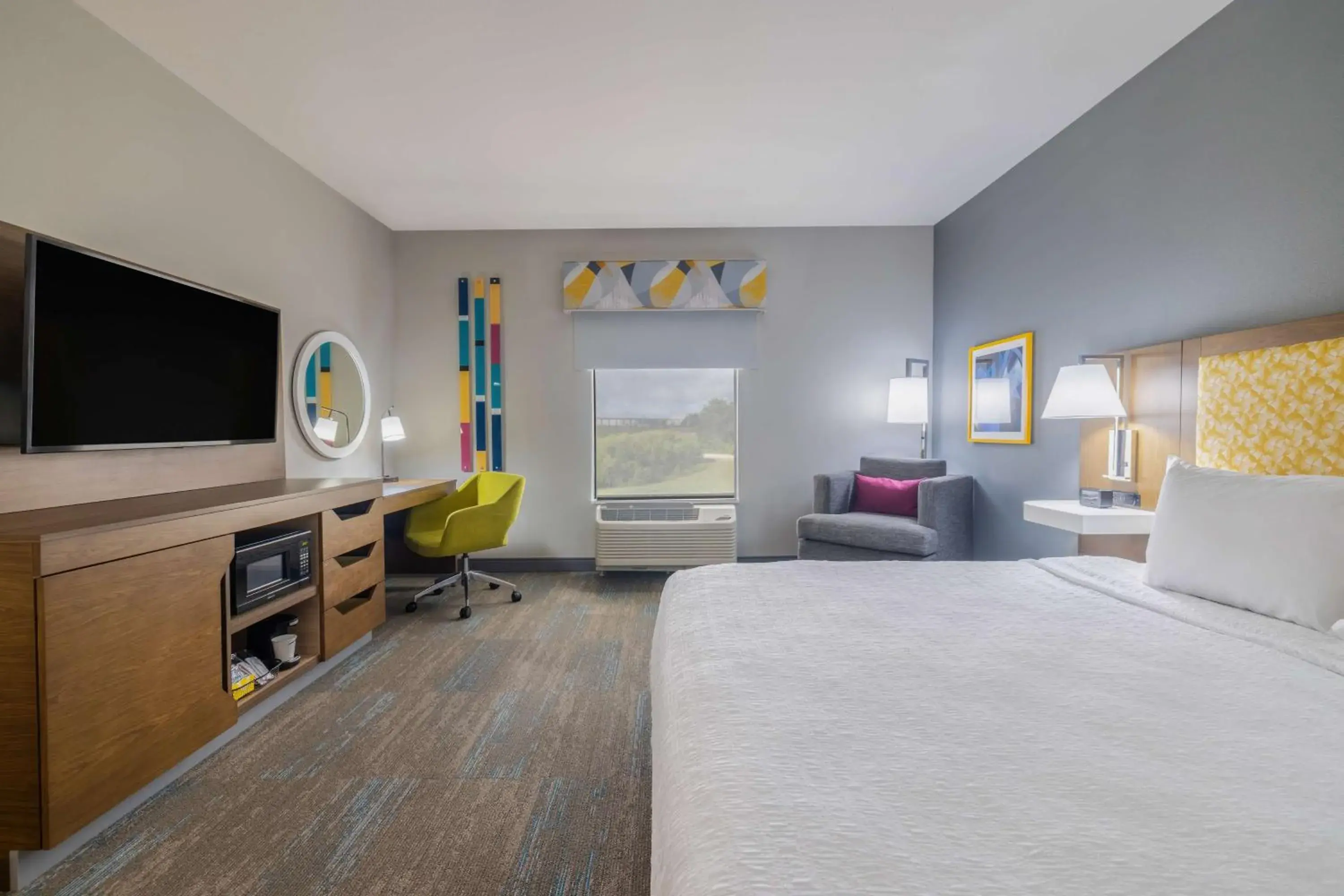 King Room with Accessible Tub - Mobility and Hearing Access/Non-Smoking in Hampton Inn & Suites Brenham King Room with Accessible Tub - Mobility and Hearing Access/Non-Smoking in Hampton Inn & Suites Brenham