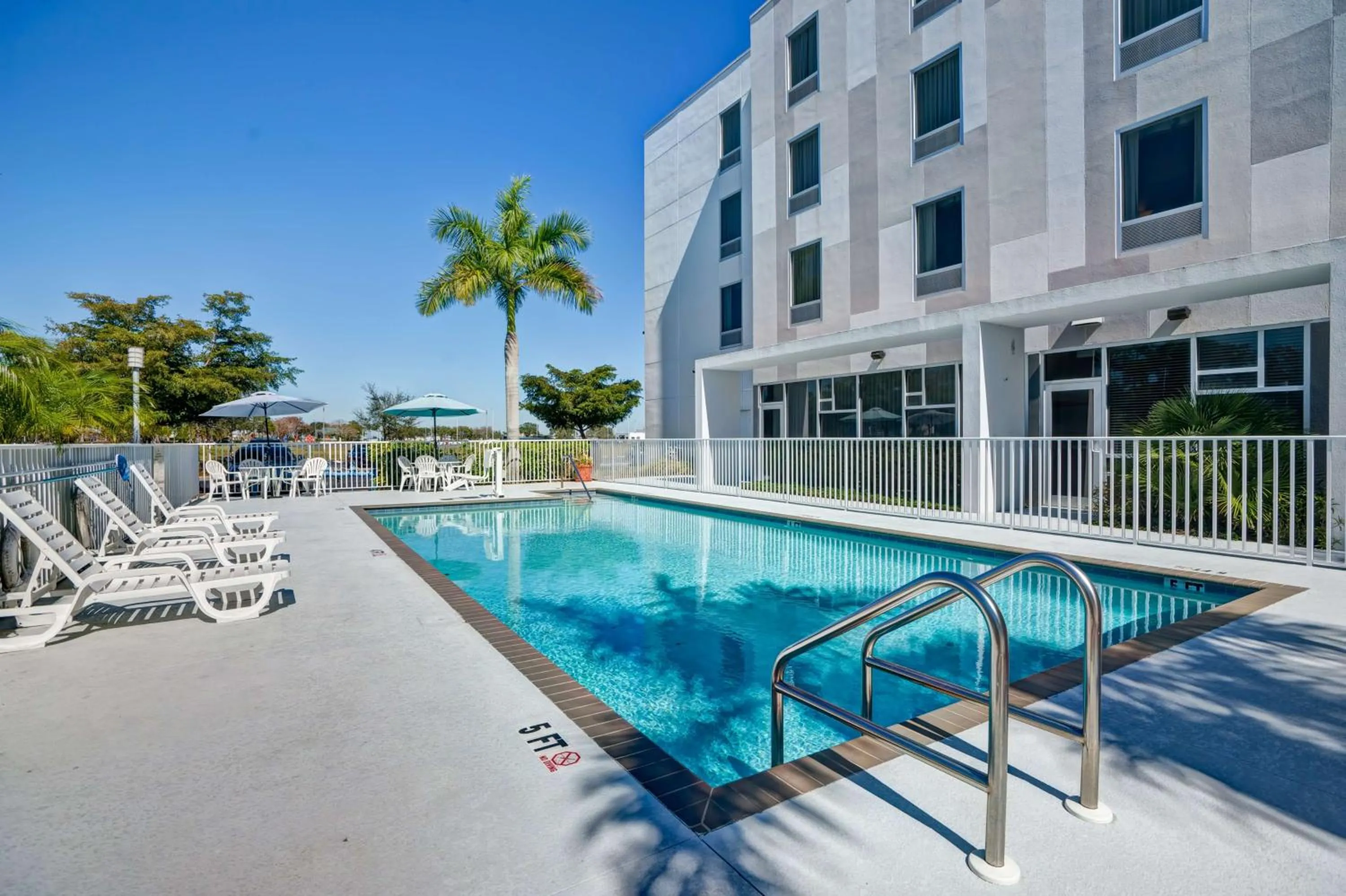 Pool view in Hampton Inn & Suites Sarasota / Bradenton - Airport