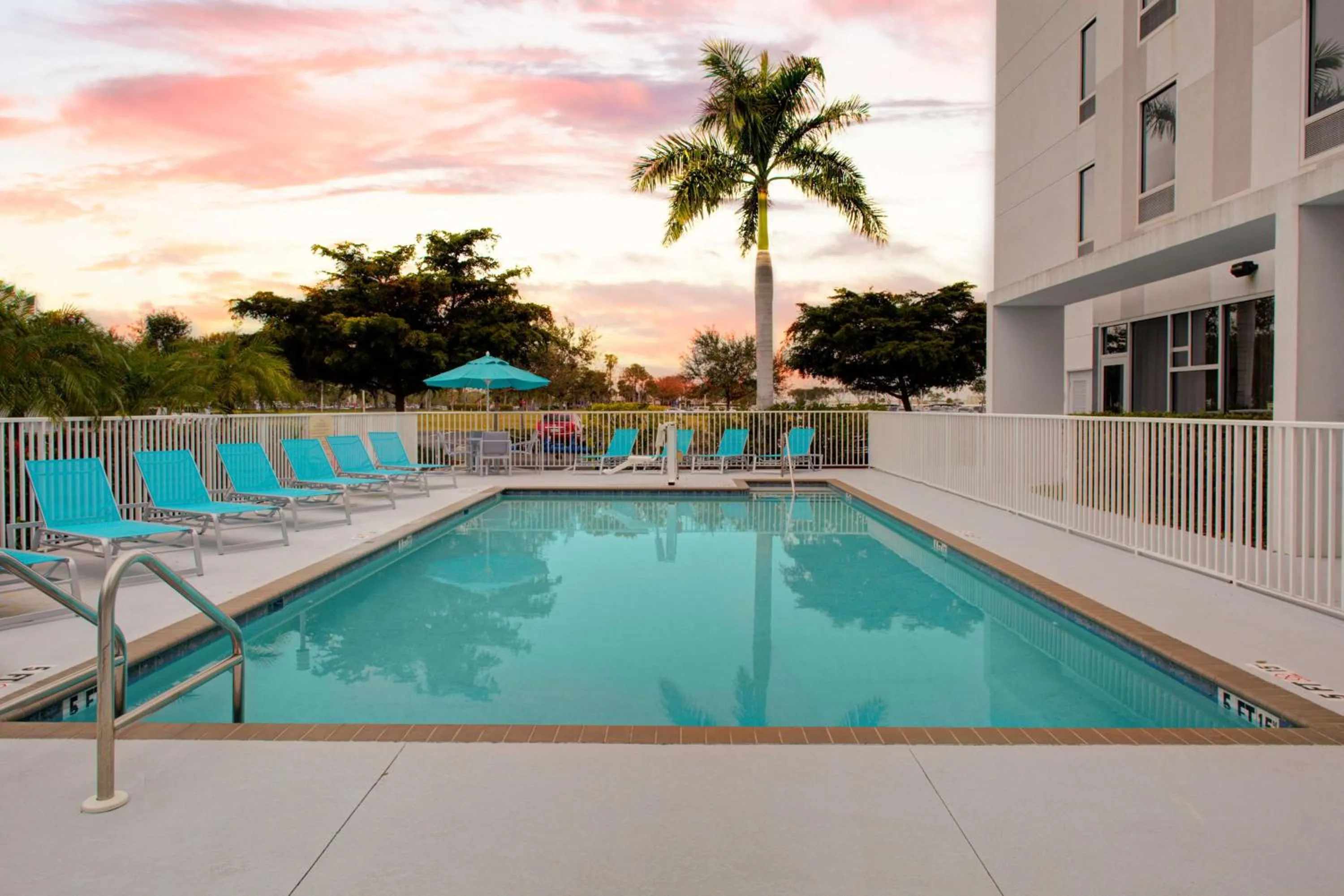 Swimming pool in Hampton Inn & Suites Sarasota / Bradenton - Airport