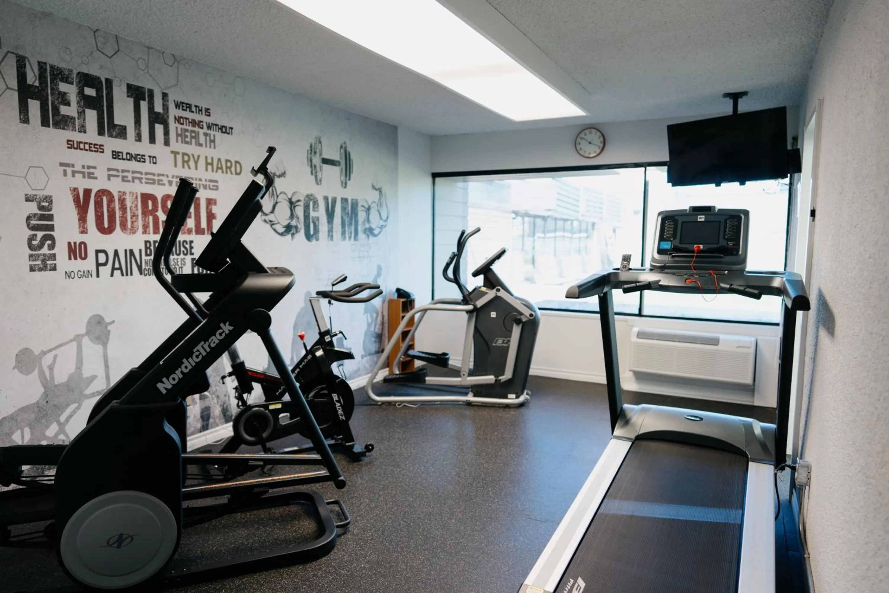 Fitness centre/facilities in Hôtels Gouverneur Sept-Îles