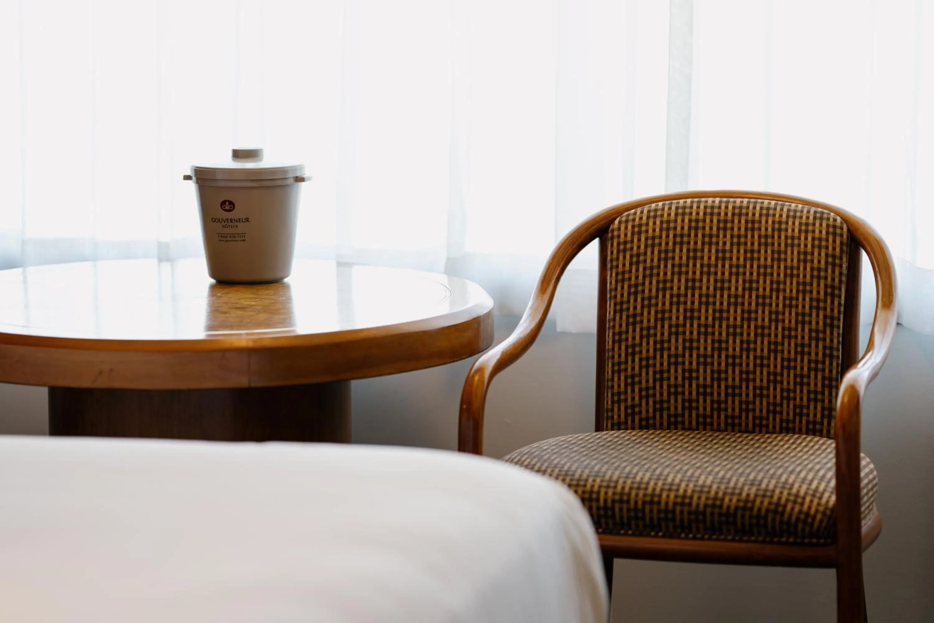 Seating area, Bed in Hôtels Gouverneur Sept-Îles