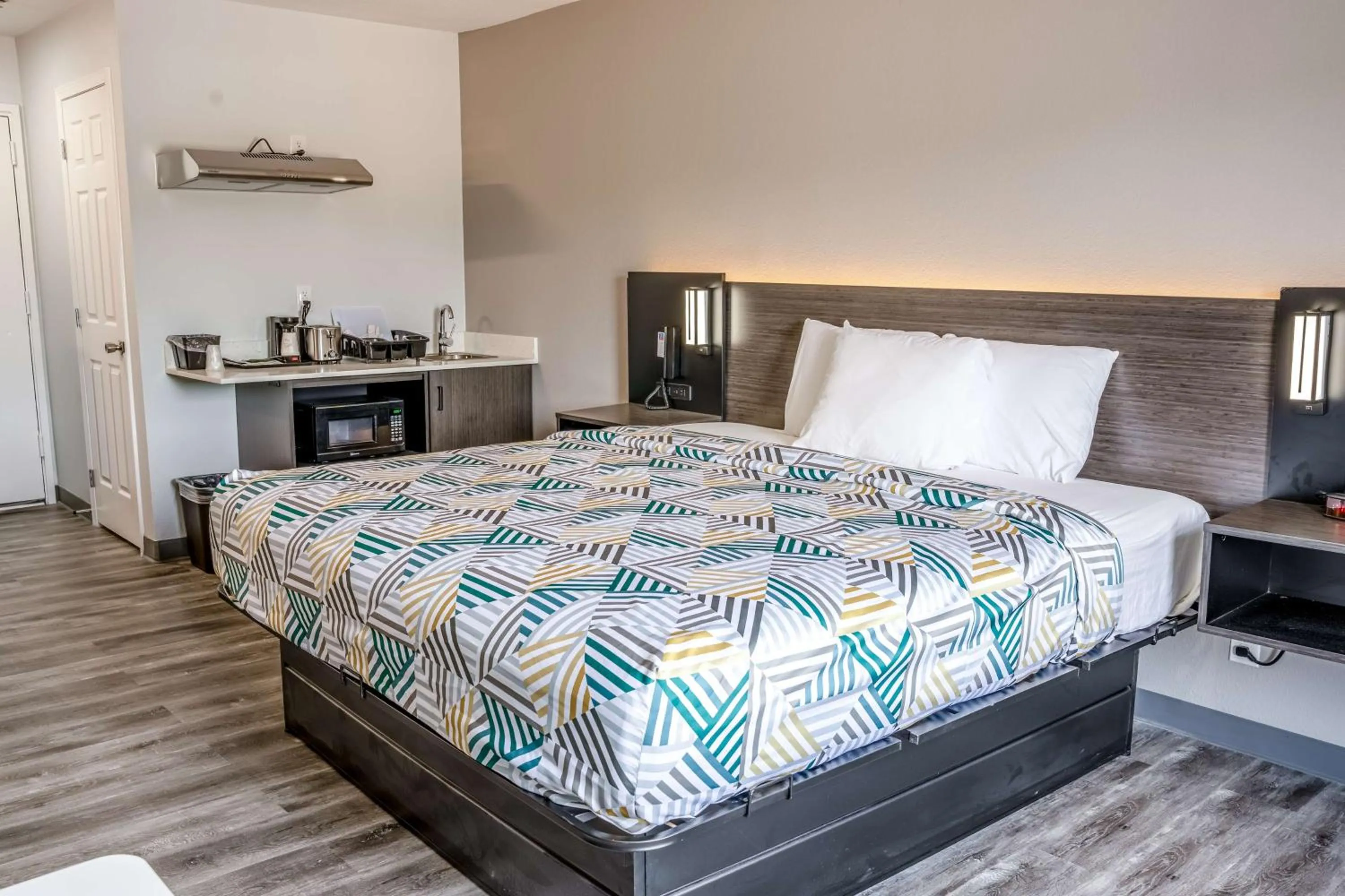 Photo of the whole room, Bed in Studio 6 Claremore OK