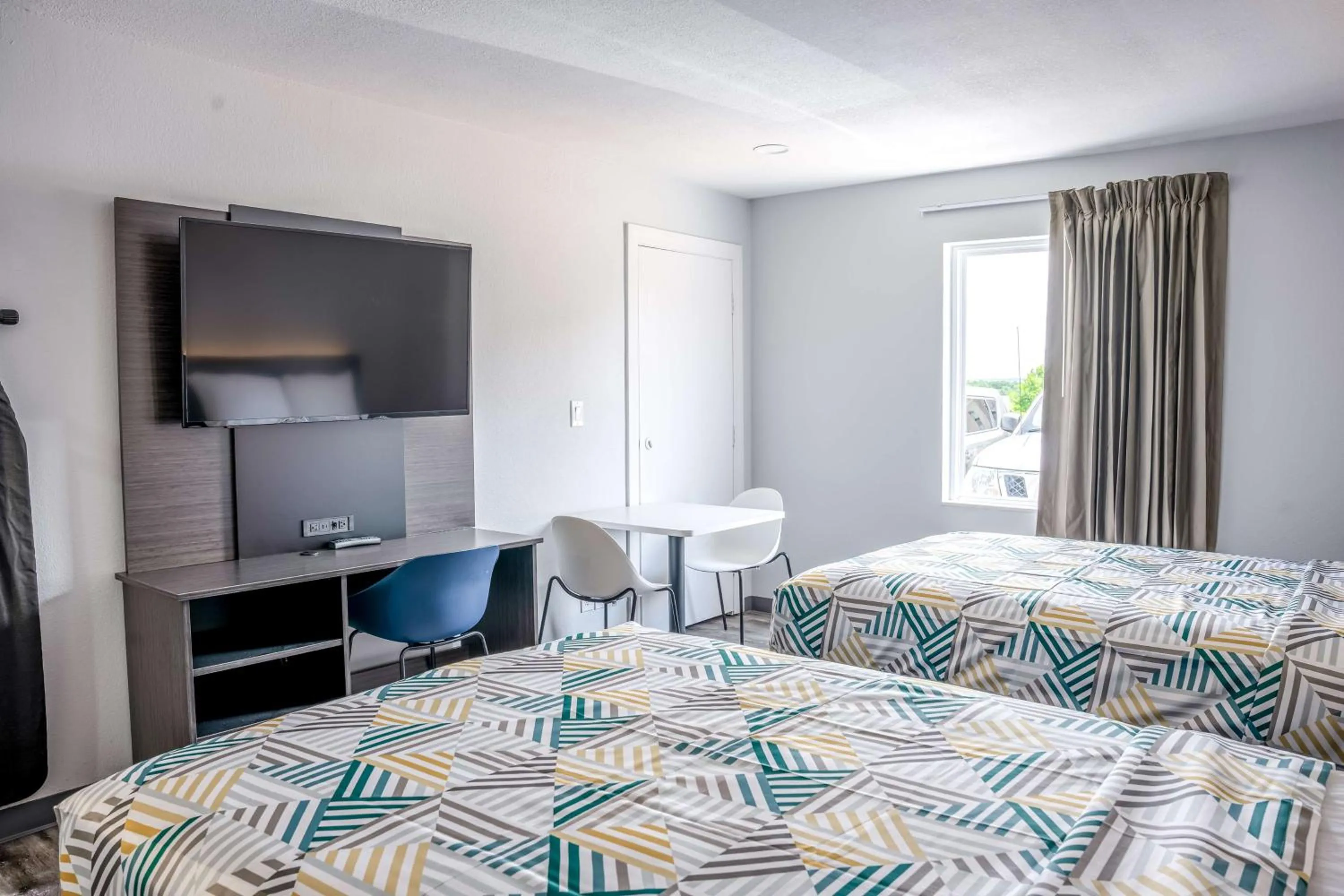 Photo of the whole room, Bed in Studio 6 Claremore OK