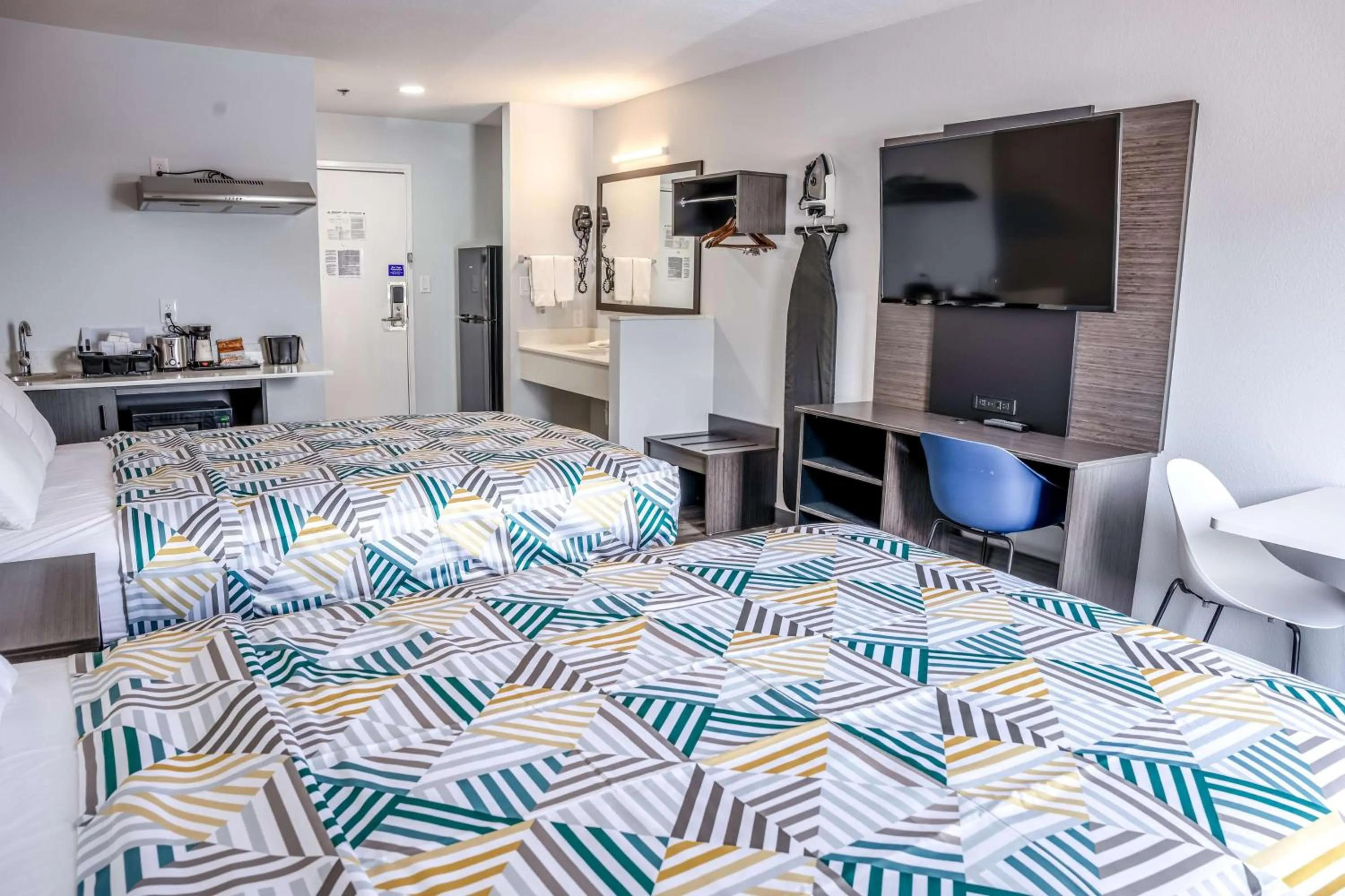 Photo of the whole room, Bed in Studio 6 Claremore OK