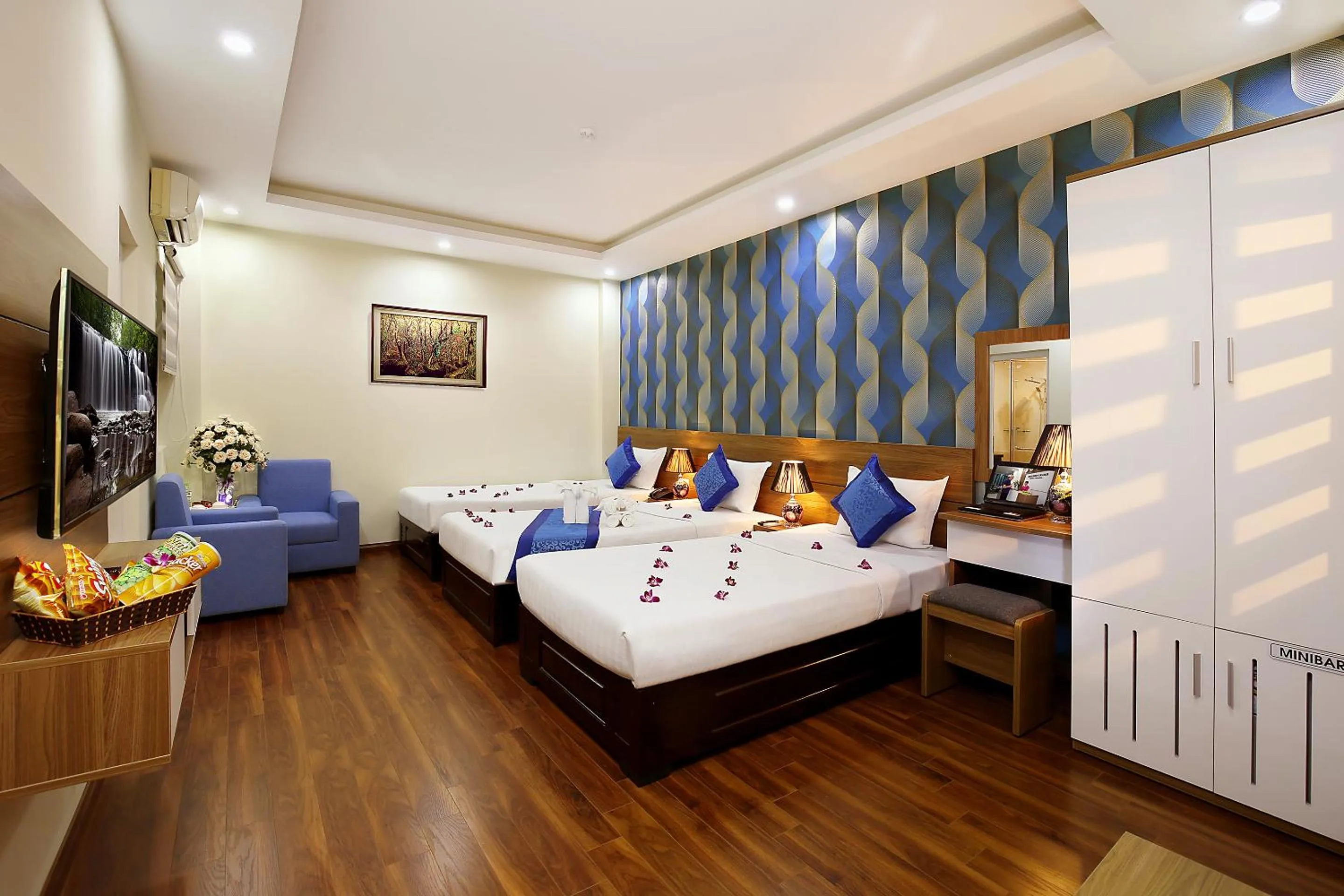 Shower, Bed in Aquarius Grand Hotel