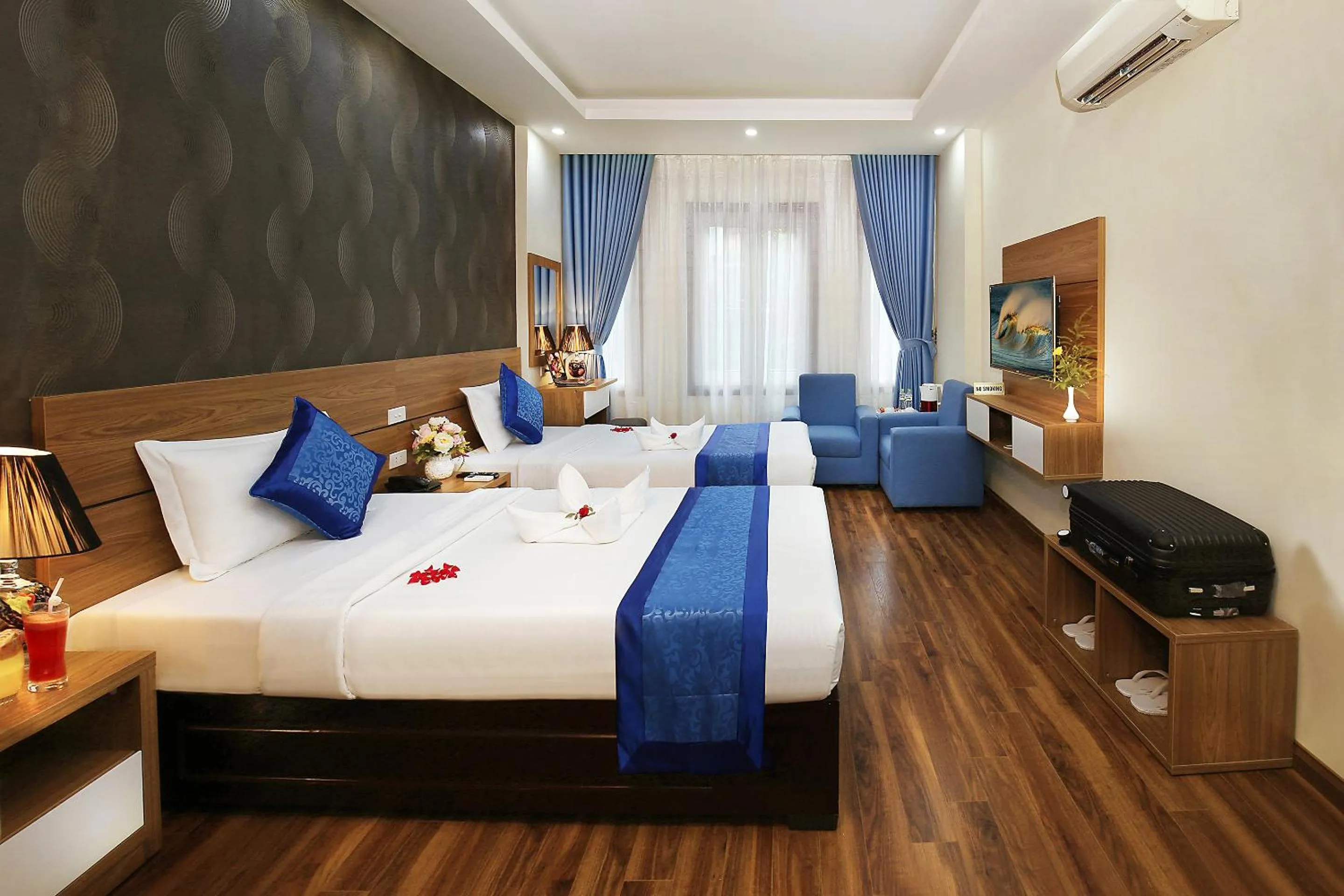 Staff, Bed in Aquarius Grand Hotel