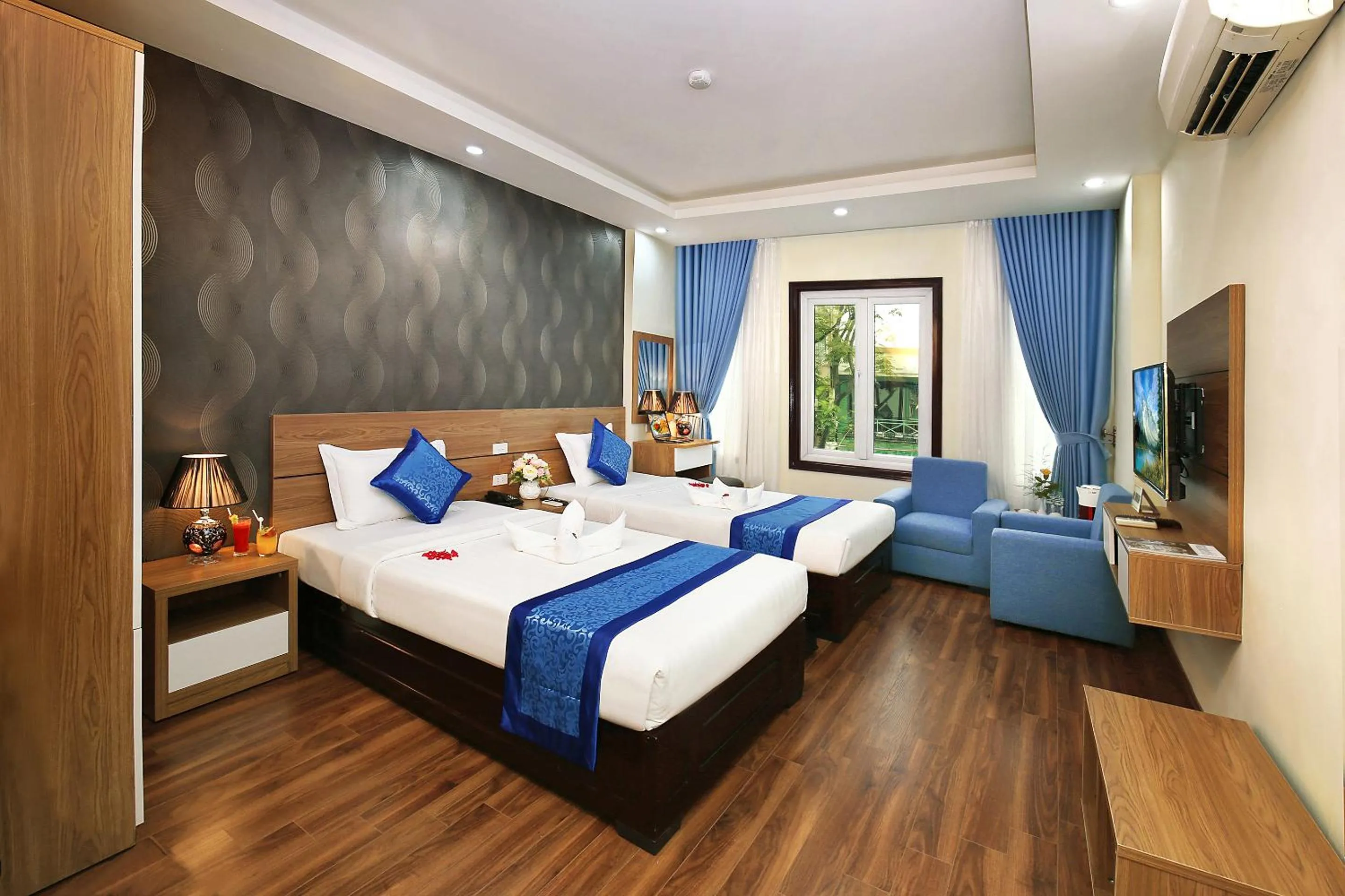 Shower, Bed in Aquarius Grand Hotel