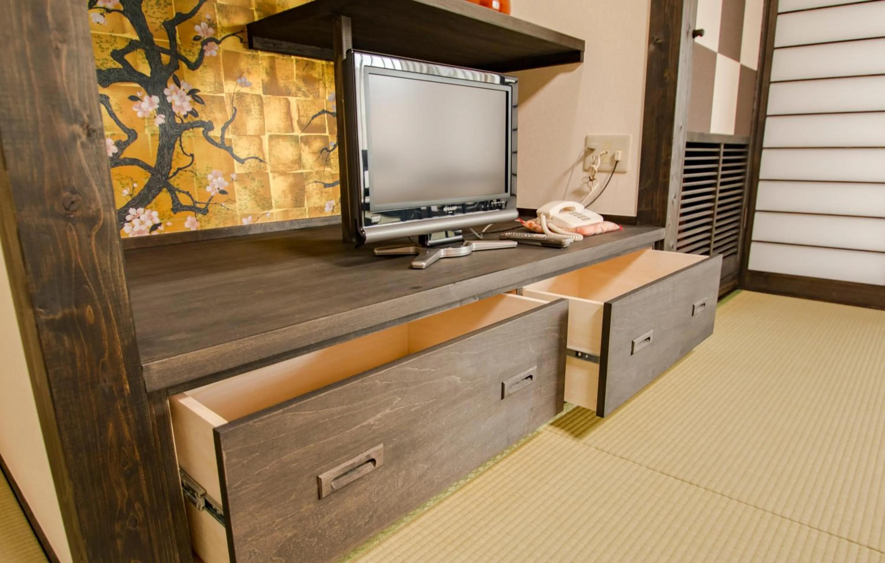 Photo of the whole room in Ishicho