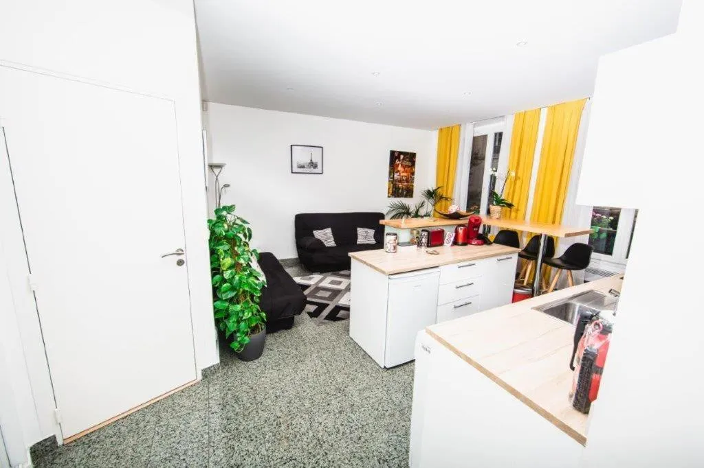 Kitchen or kitchenette in Paris City Flat App entier N106 F3