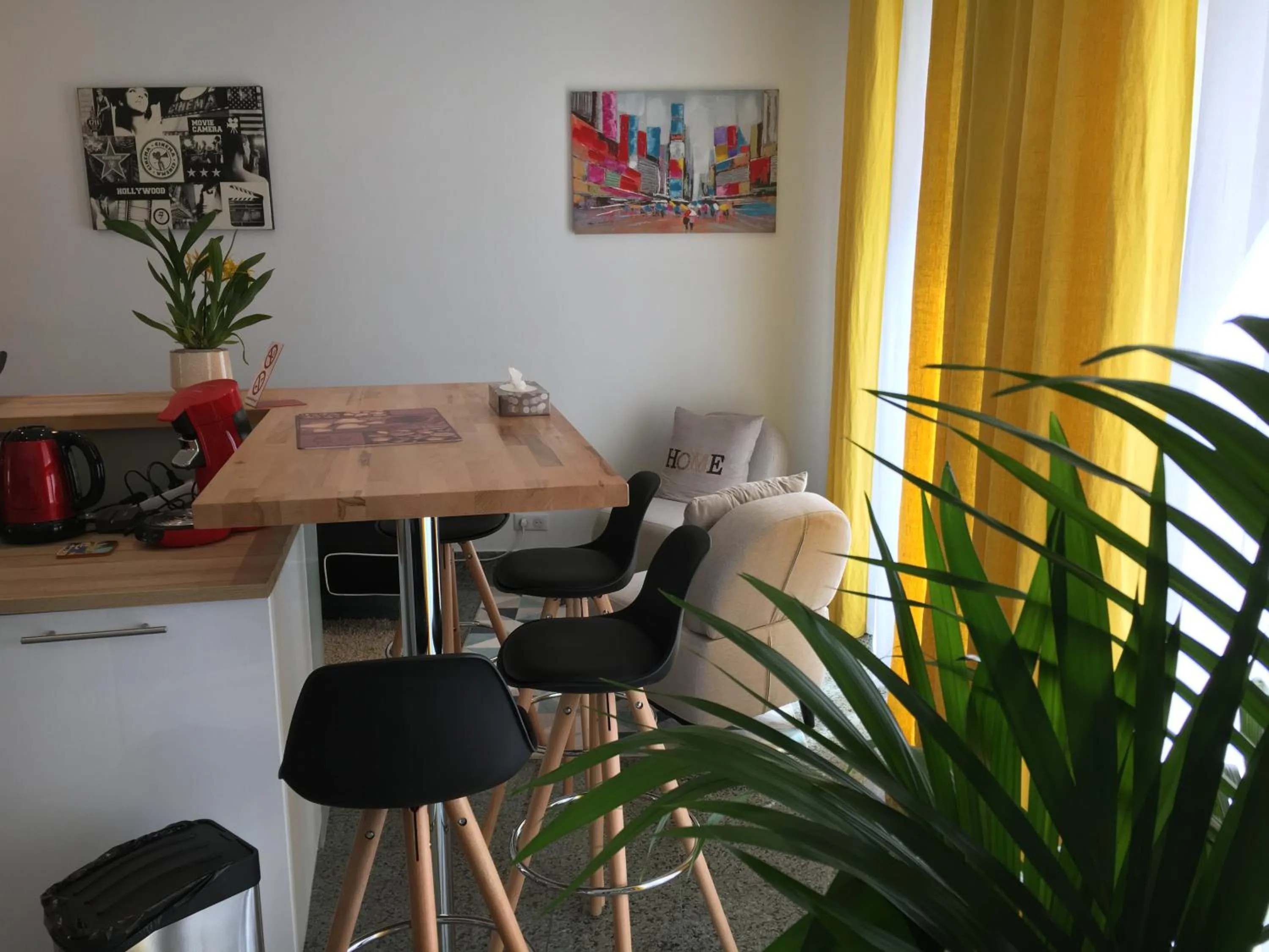 Communal lounge/ TV room in Paris City Flat App entier N106 F3