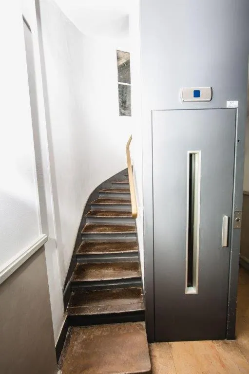 elevator in Paris City Flat App entier N106 F3
