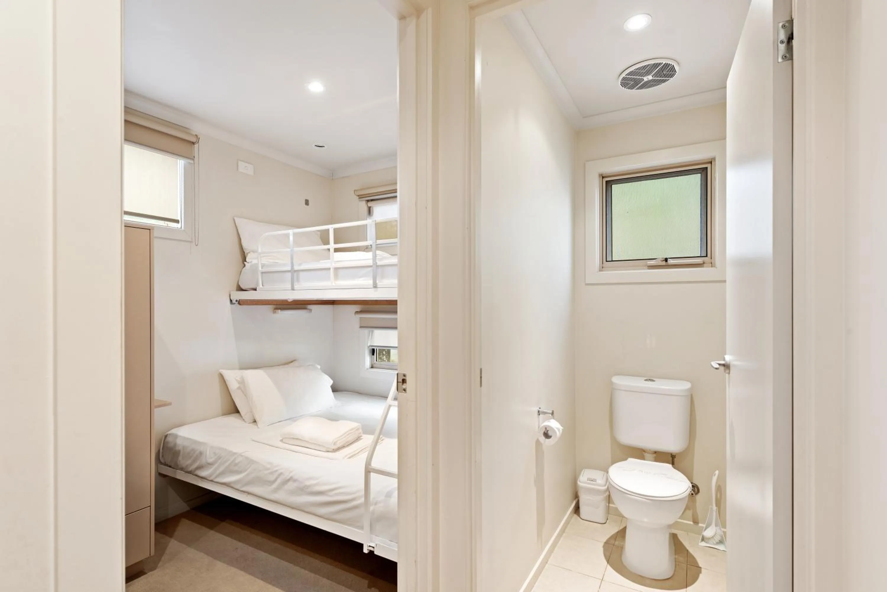 Toilet, Bed in Discovery Parks - Lake Hume, Victoria