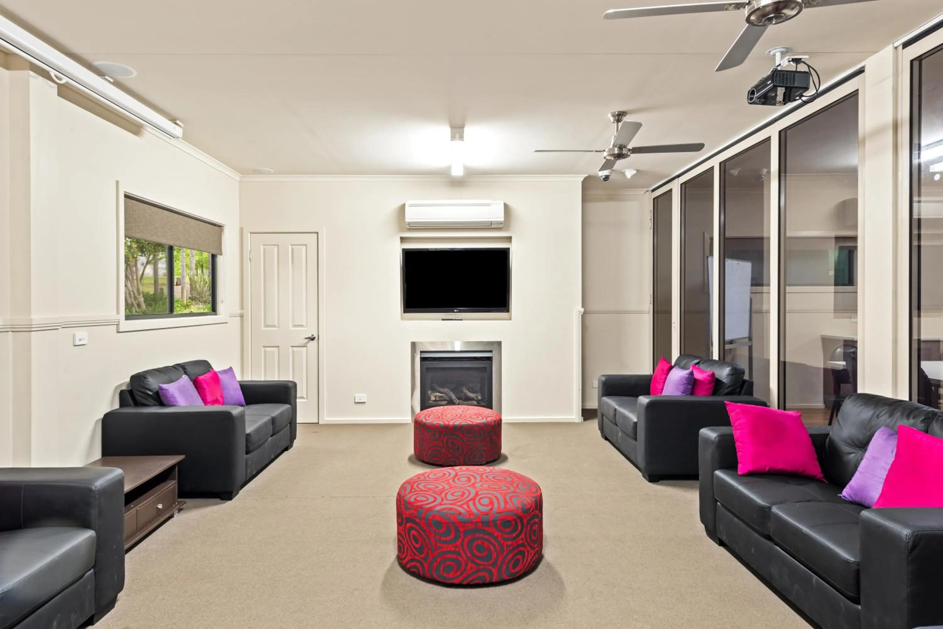 Communal lounge/ TV room in Discovery Parks - Lake Hume, Victoria