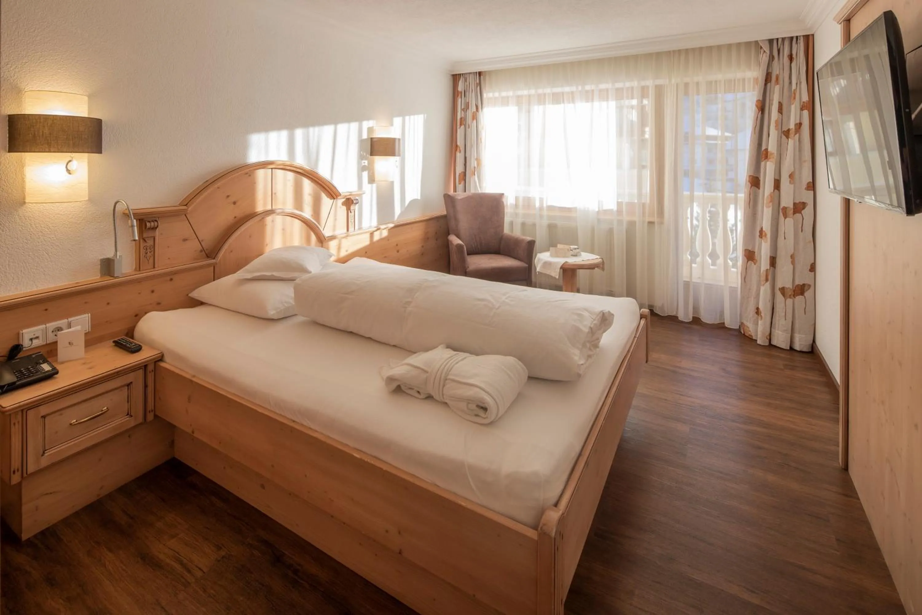 Balcony/Terrace, Bed in Superior Hotel Post Ischgl