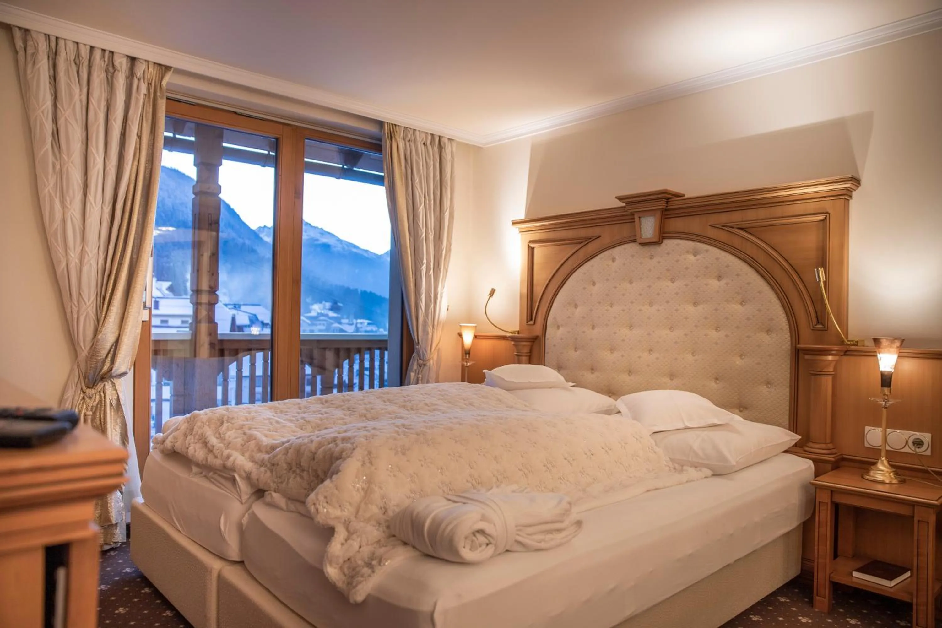 View (from property/room), Bed in Superior Hotel Post Ischgl