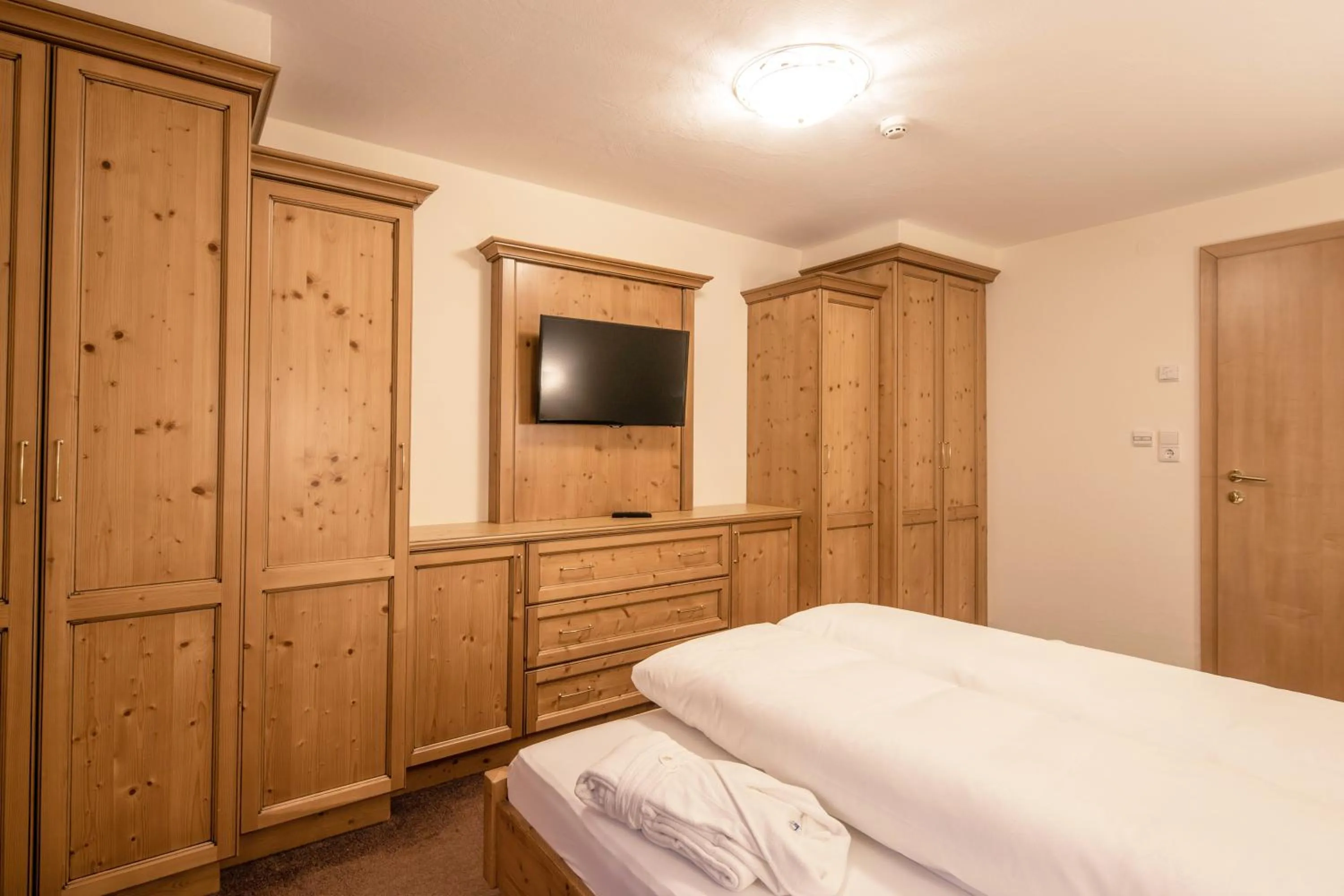 Bedroom, Bed in Superior Hotel Post Ischgl