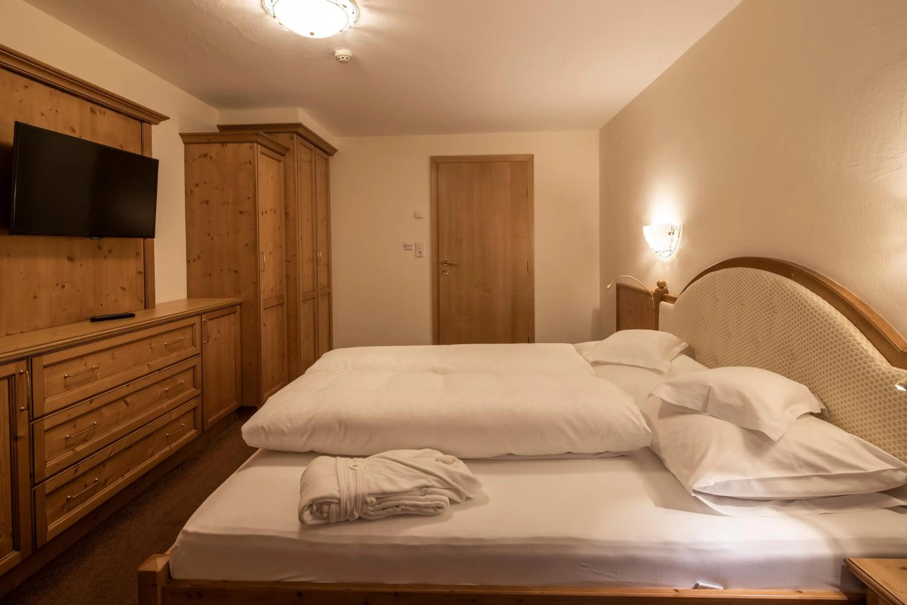 TV and multimedia, Bed in Superior Hotel Post Ischgl