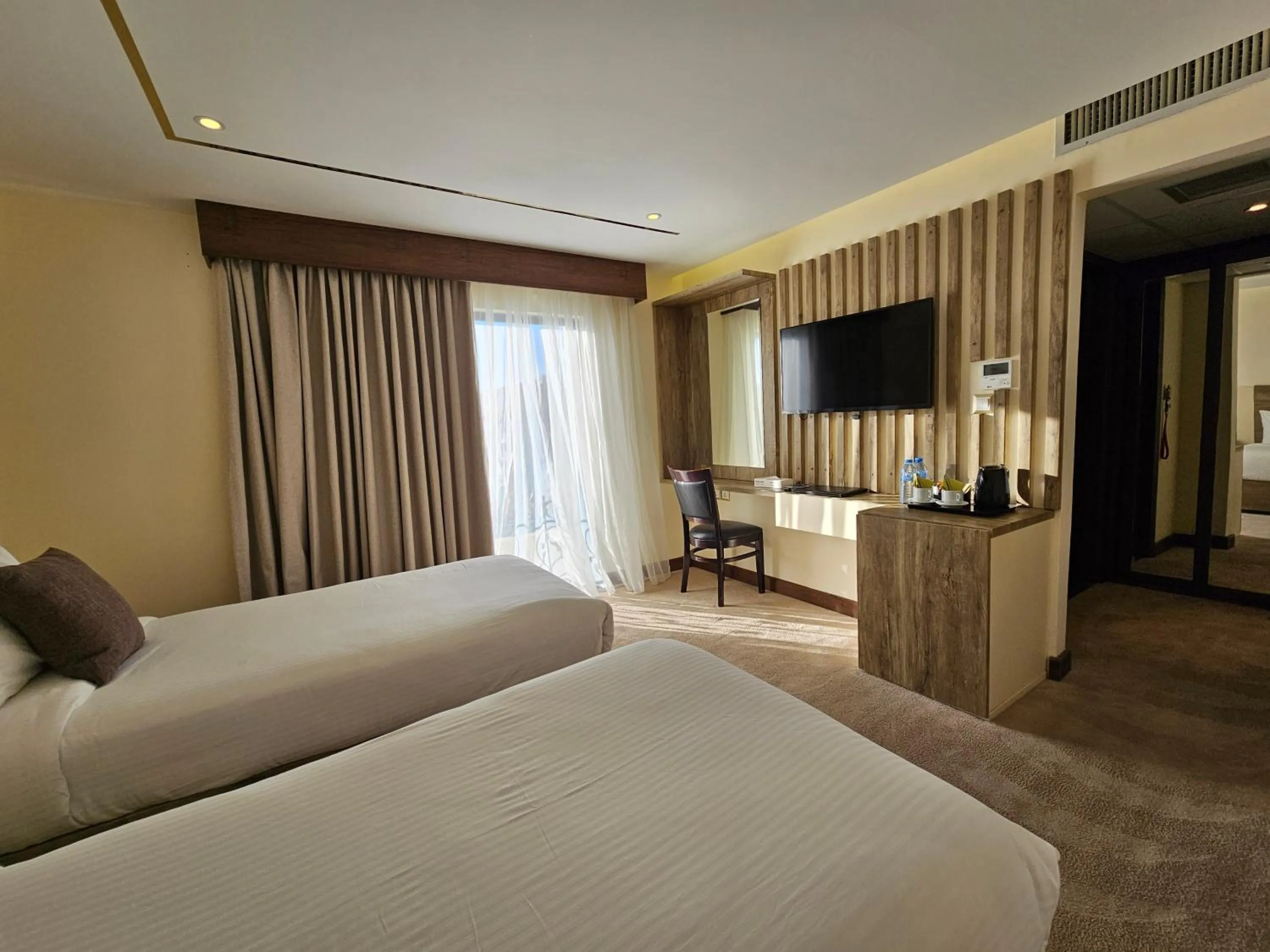 Photo of the whole room, Bed in Edom Hotel