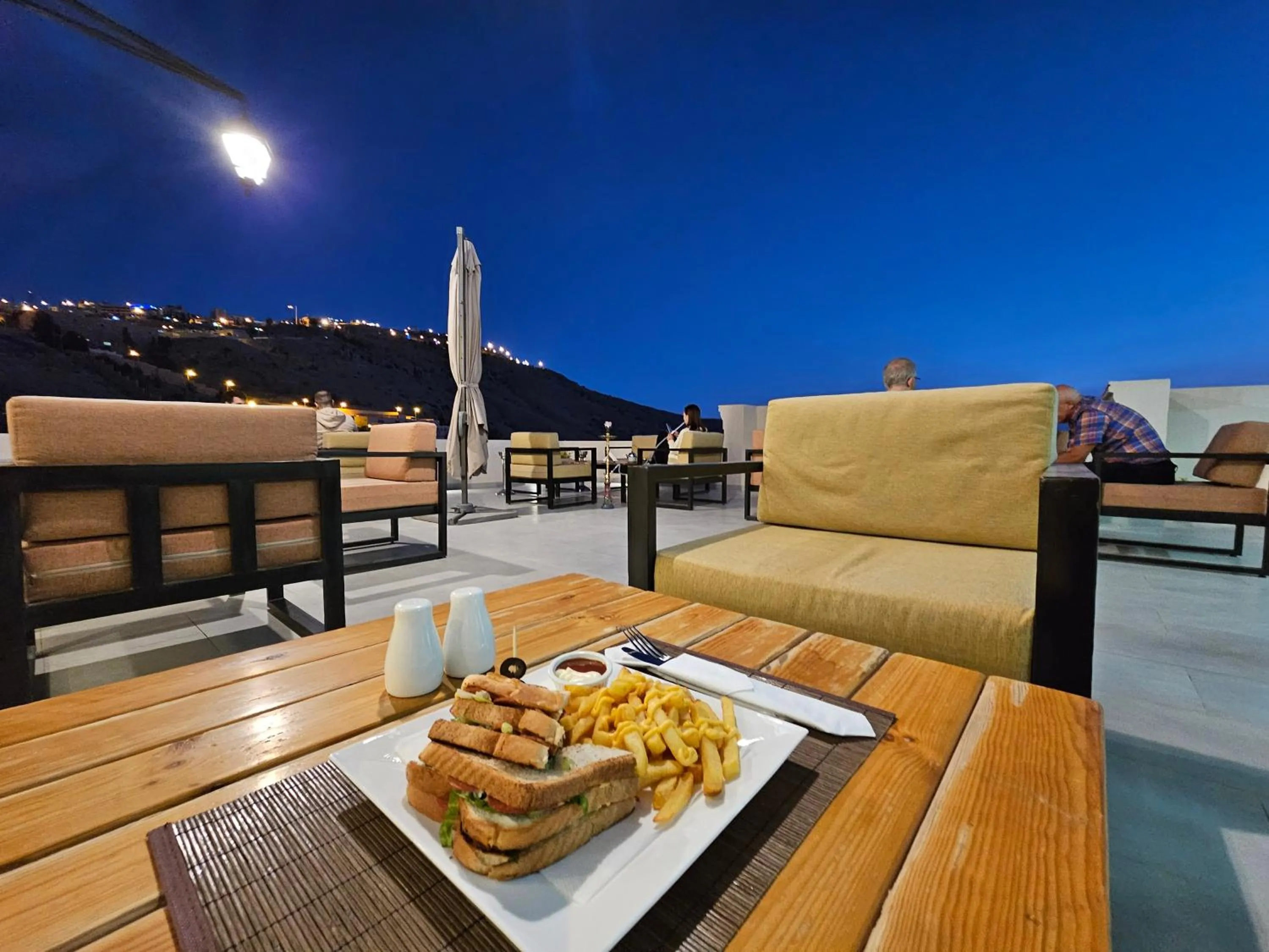 Food and drinks in Edom Hotel