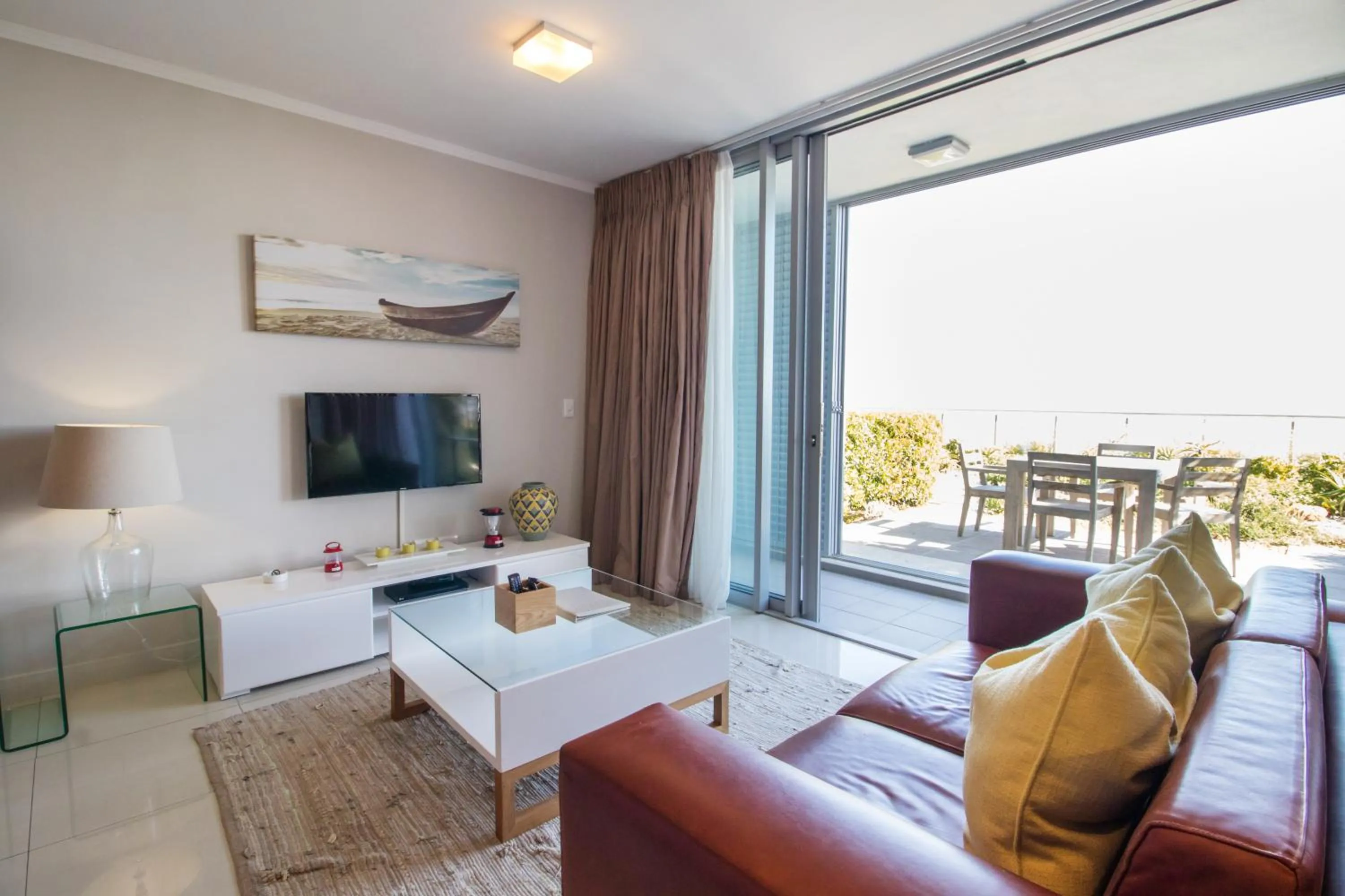 Seating area, Bed in The Crystal Apartments