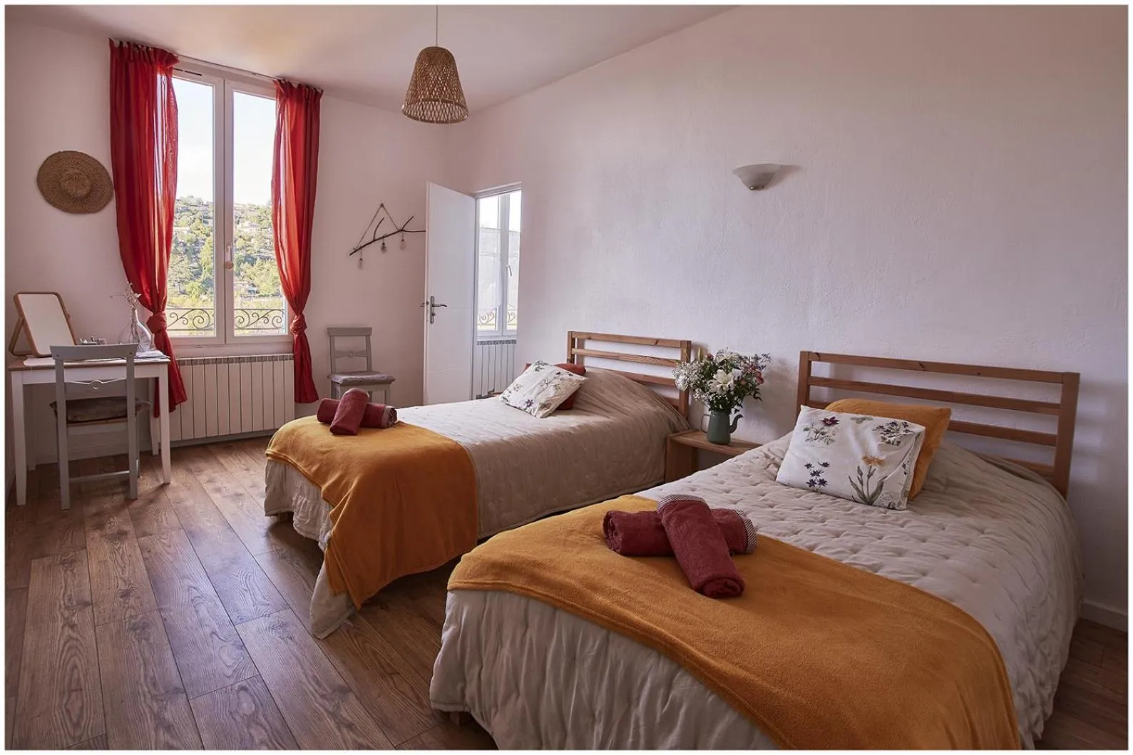 Toilet, Bed in 1001 Ocres