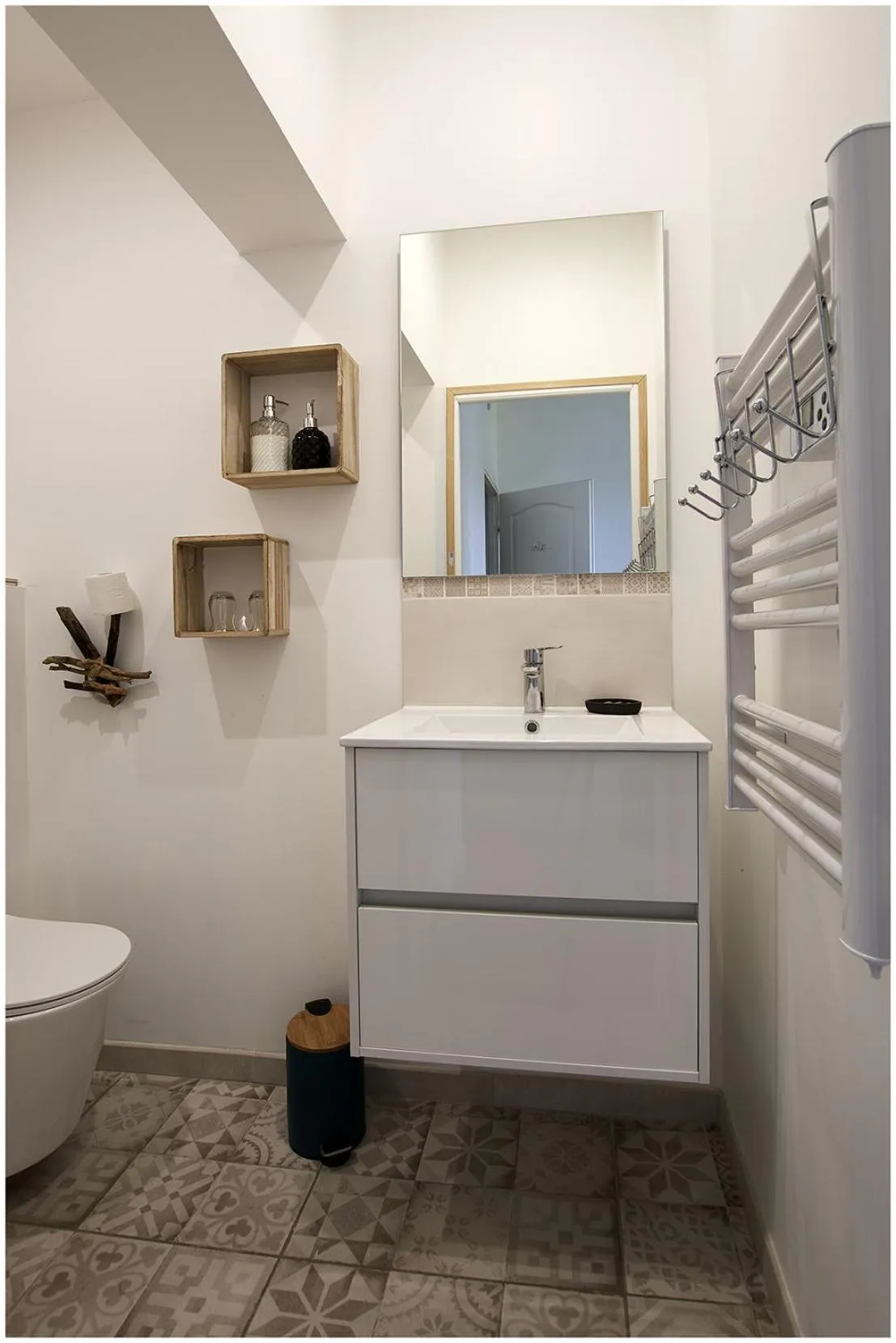 Toilet in 1001 Ocres