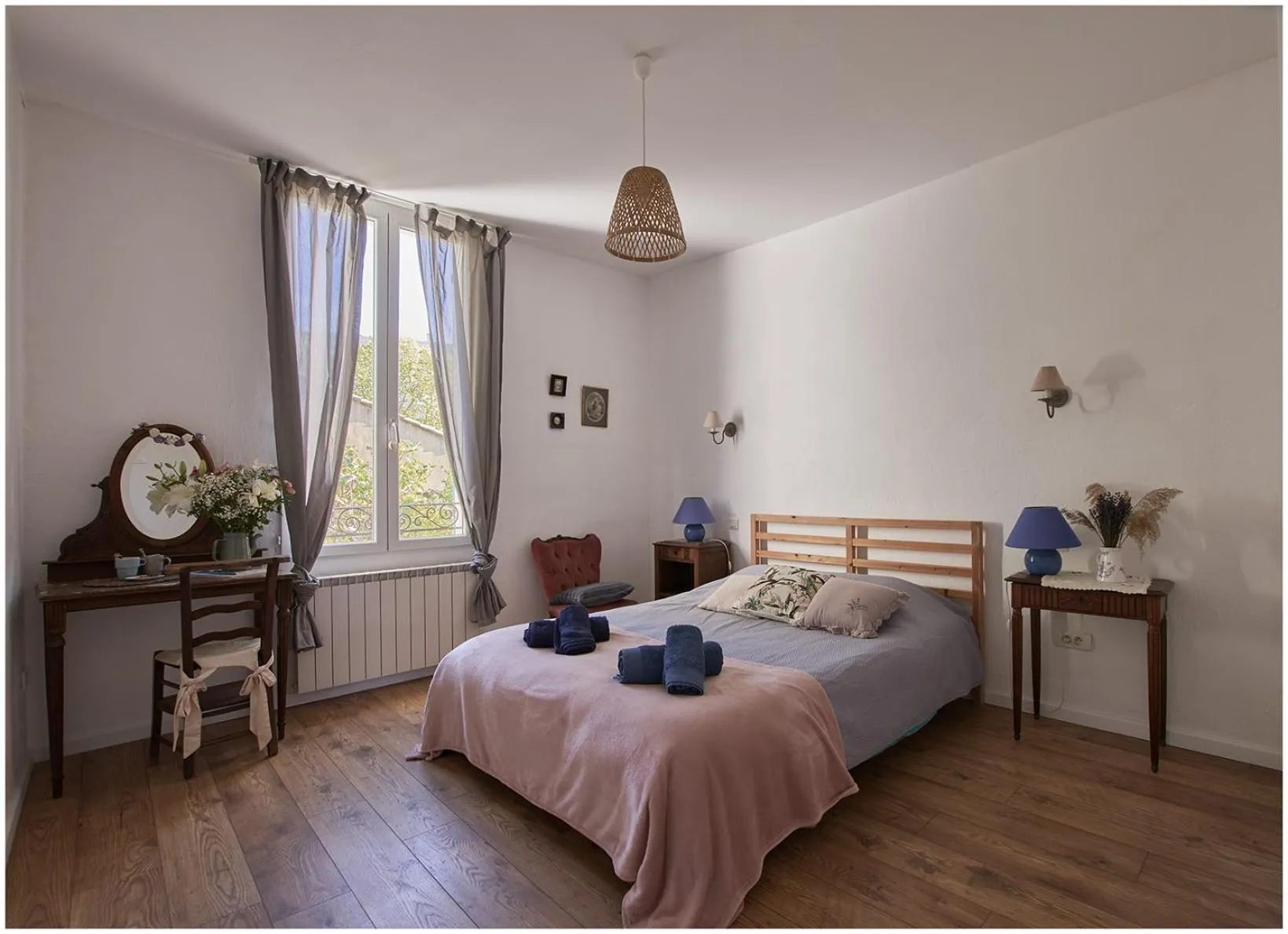 Toilet, Bed in 1001 Ocres