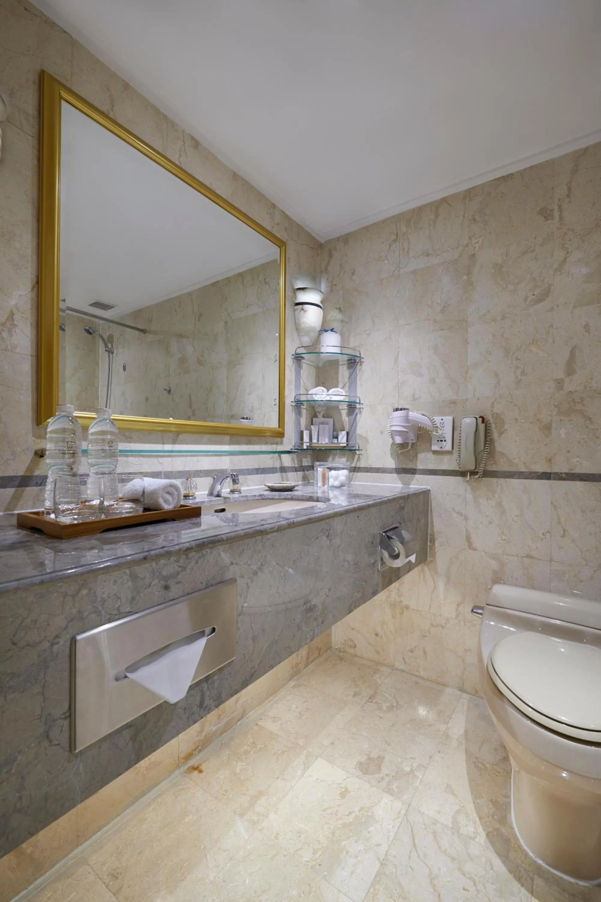 Bathroom in Sari Pacific Jakarta, Autograph Collection