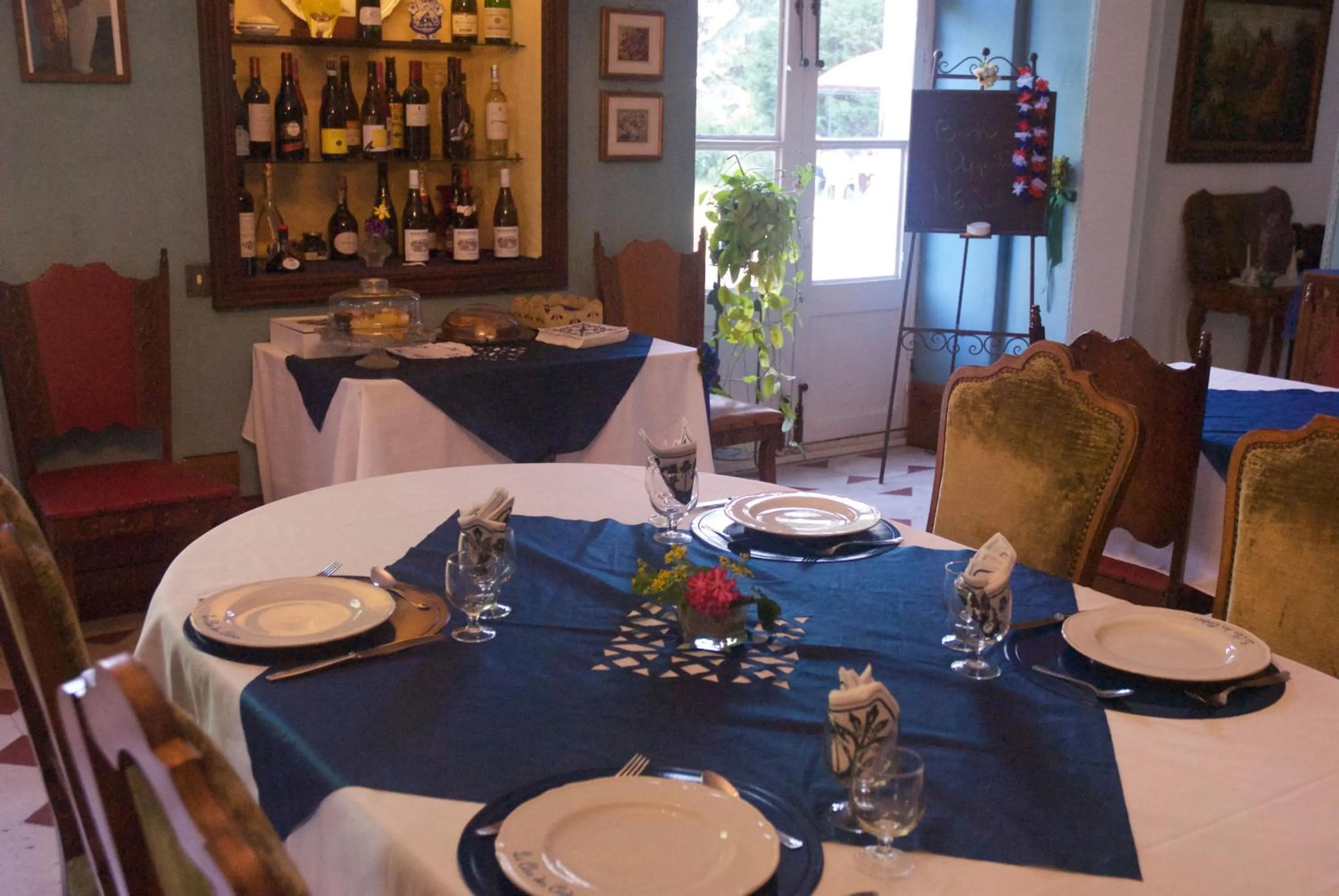 Communal lounge/ TV room in Le Clos des Cèdres b&b