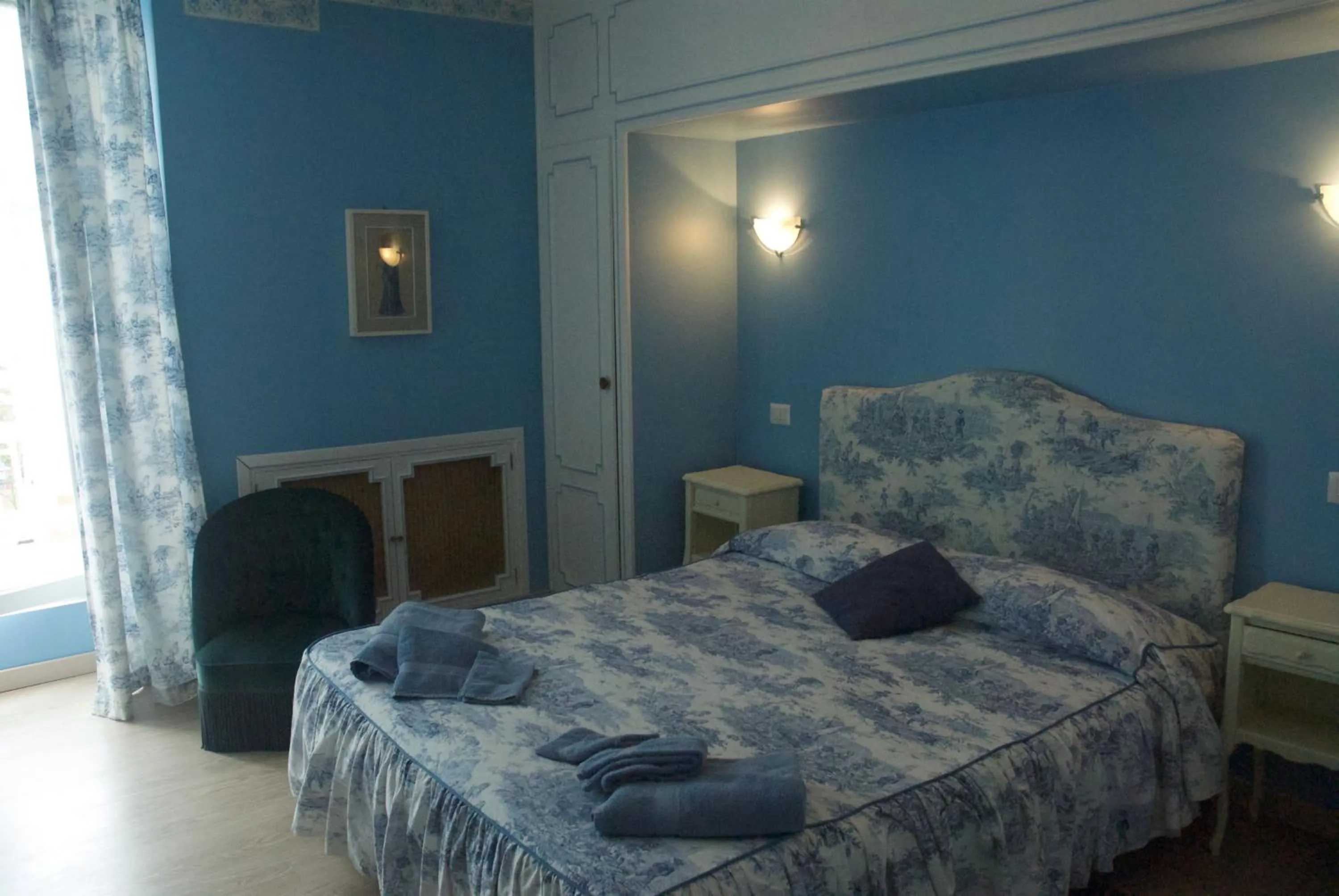 Bedroom, Bed in Le Clos des Cèdres b&b