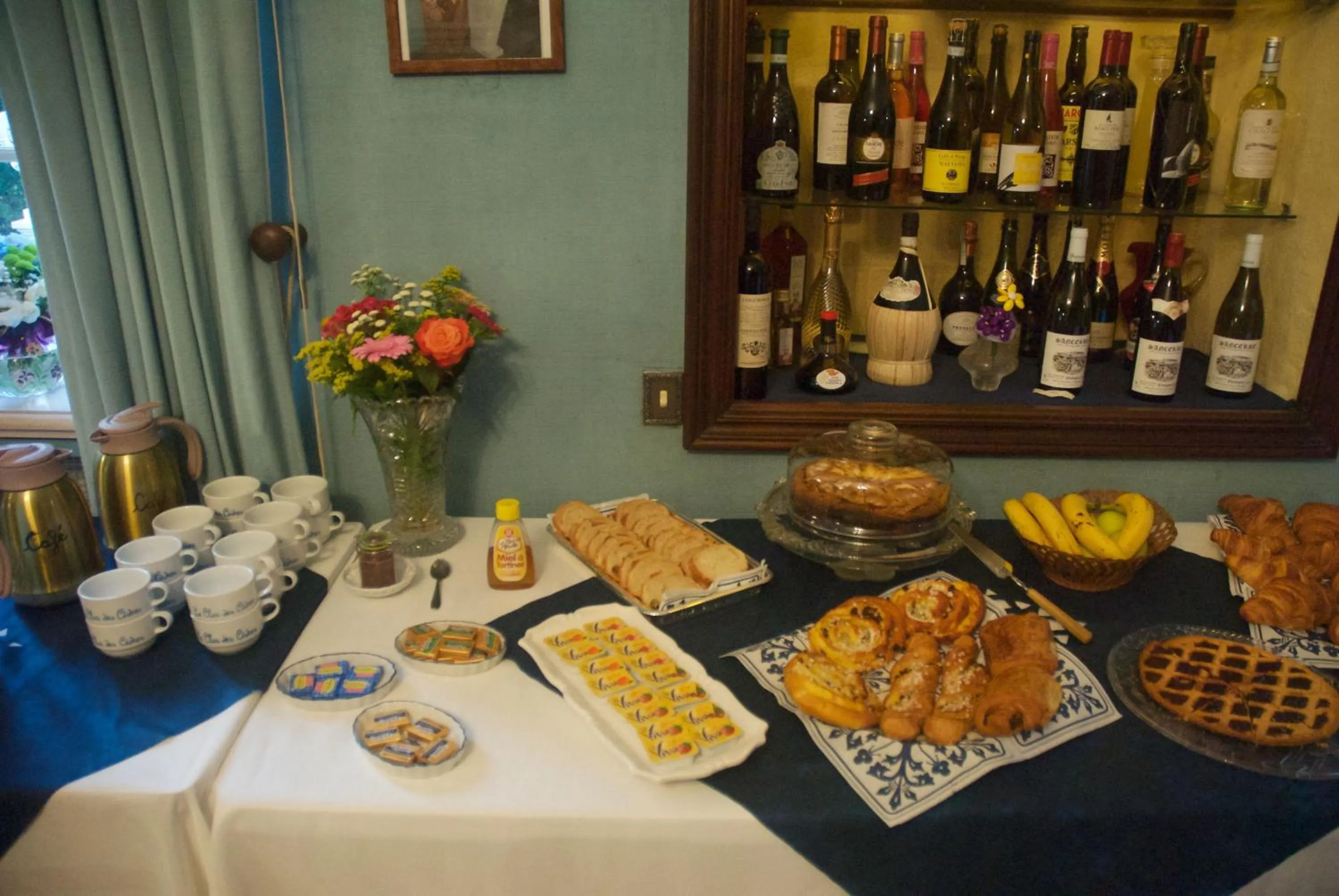 Restaurant/places to eat in Le Clos des Cèdres b&b