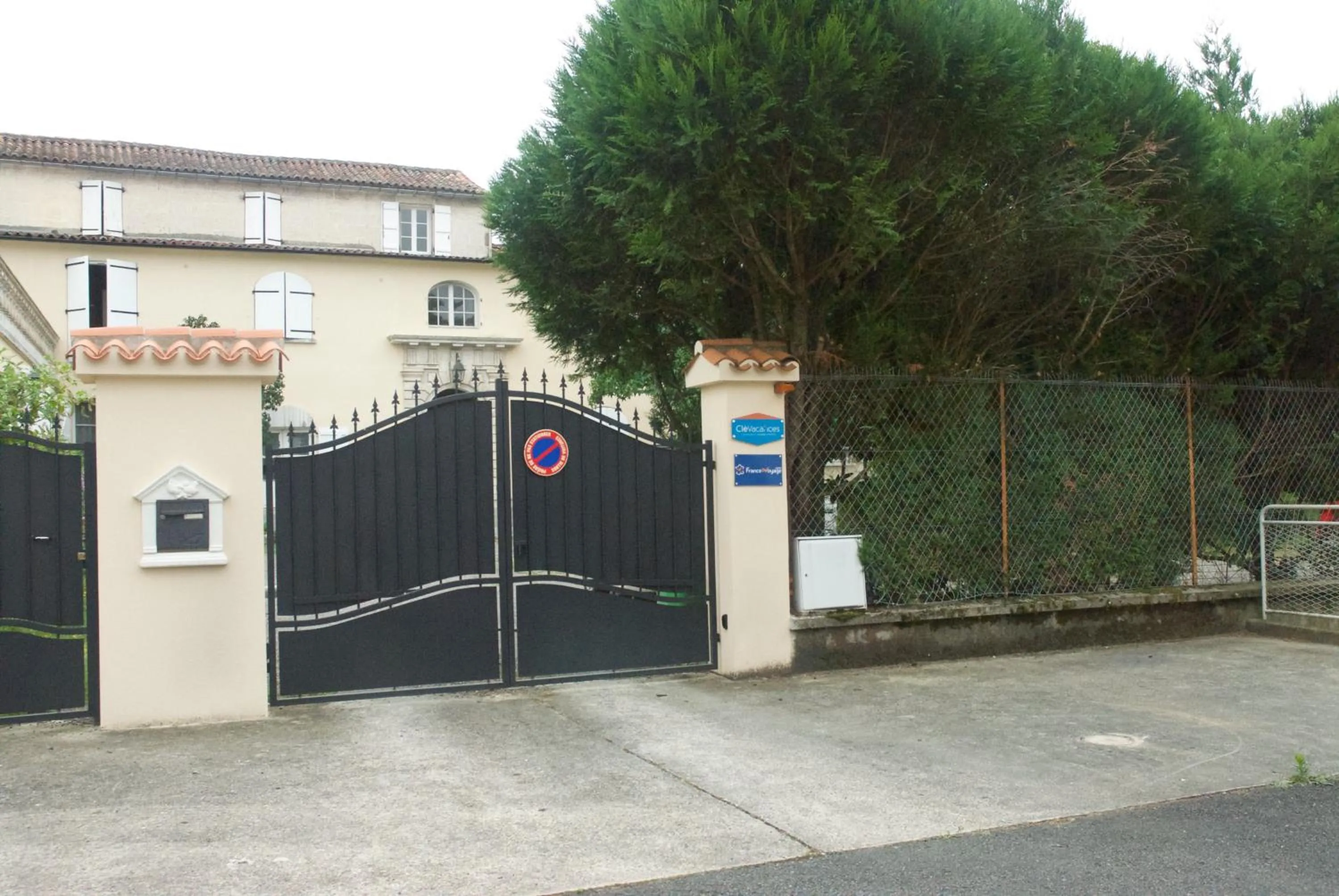 Property building in Le Clos des Cèdres b&b