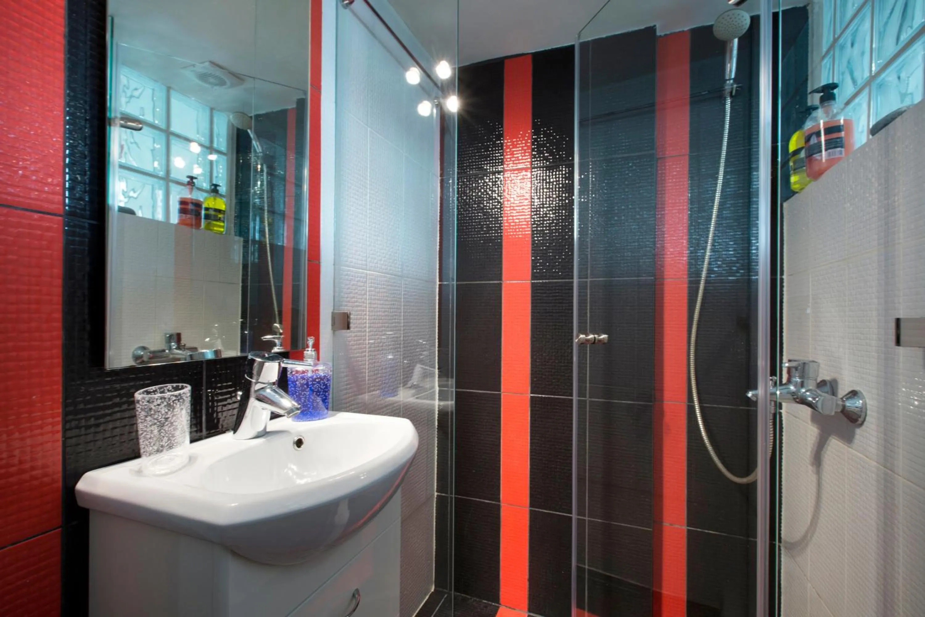 Bathroom in Under the shade of Acropolis by YHA