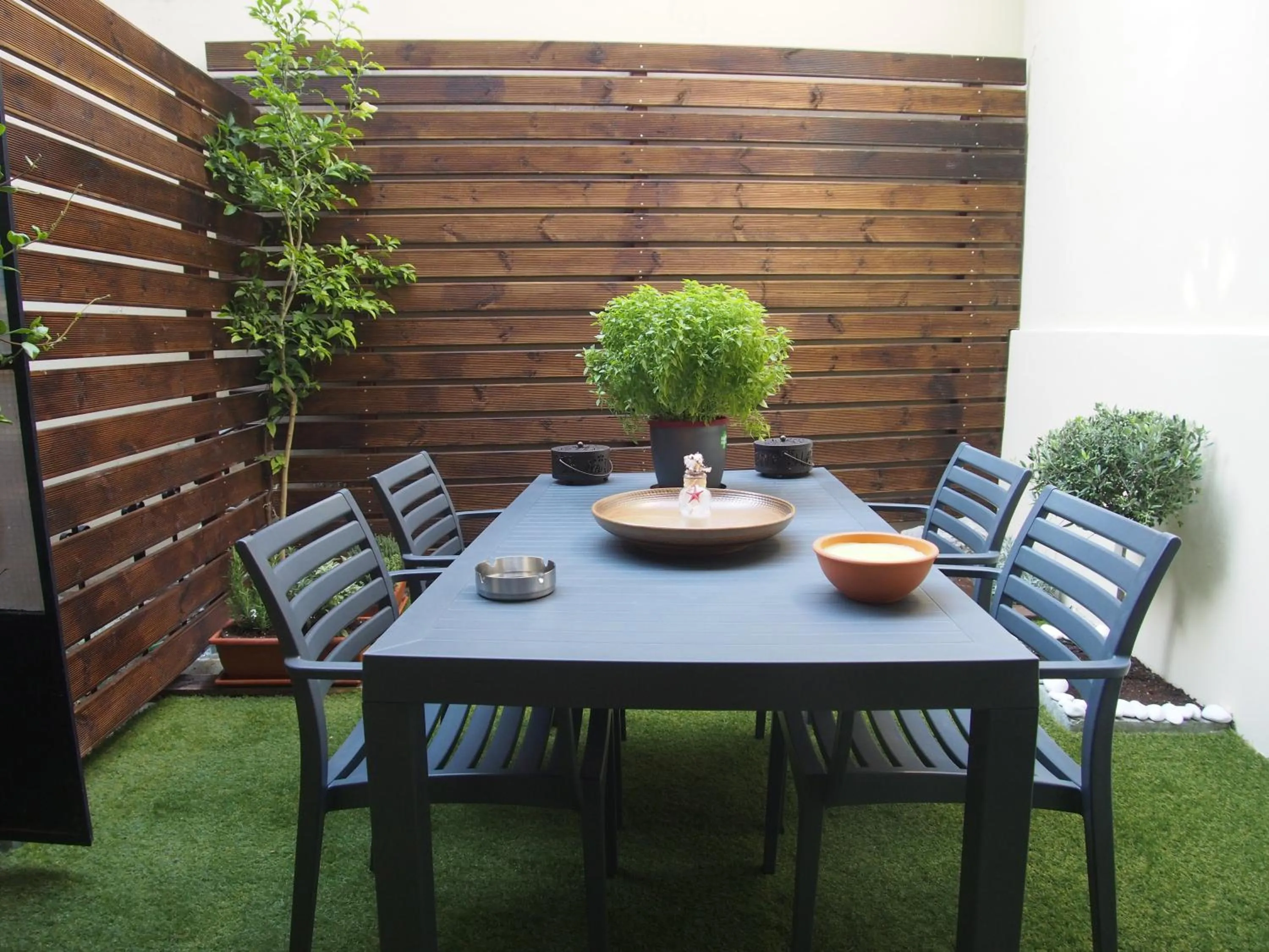 Patio in Under the shade of Acropolis by YHA