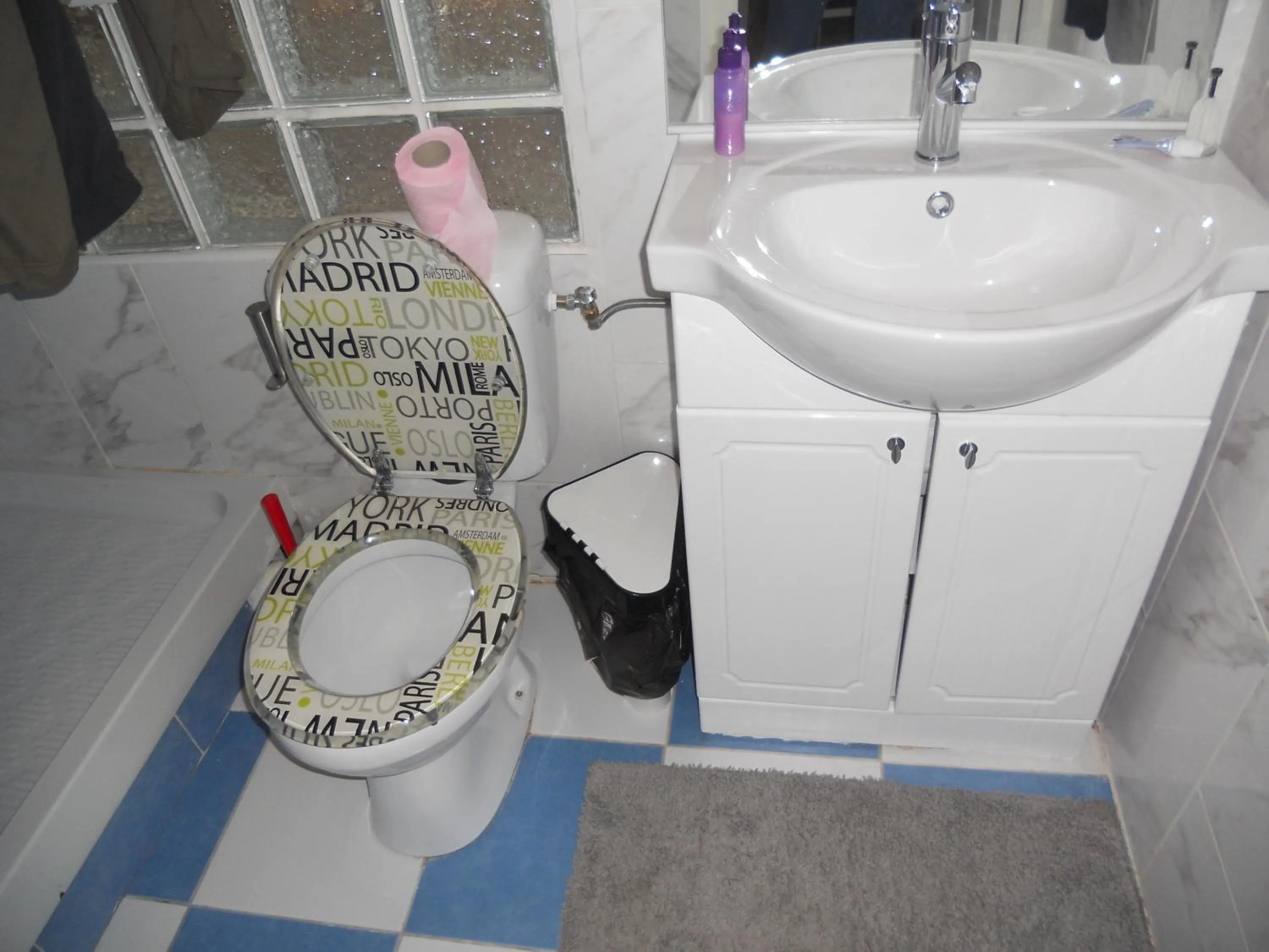 Bathroom in Hotel Pacific