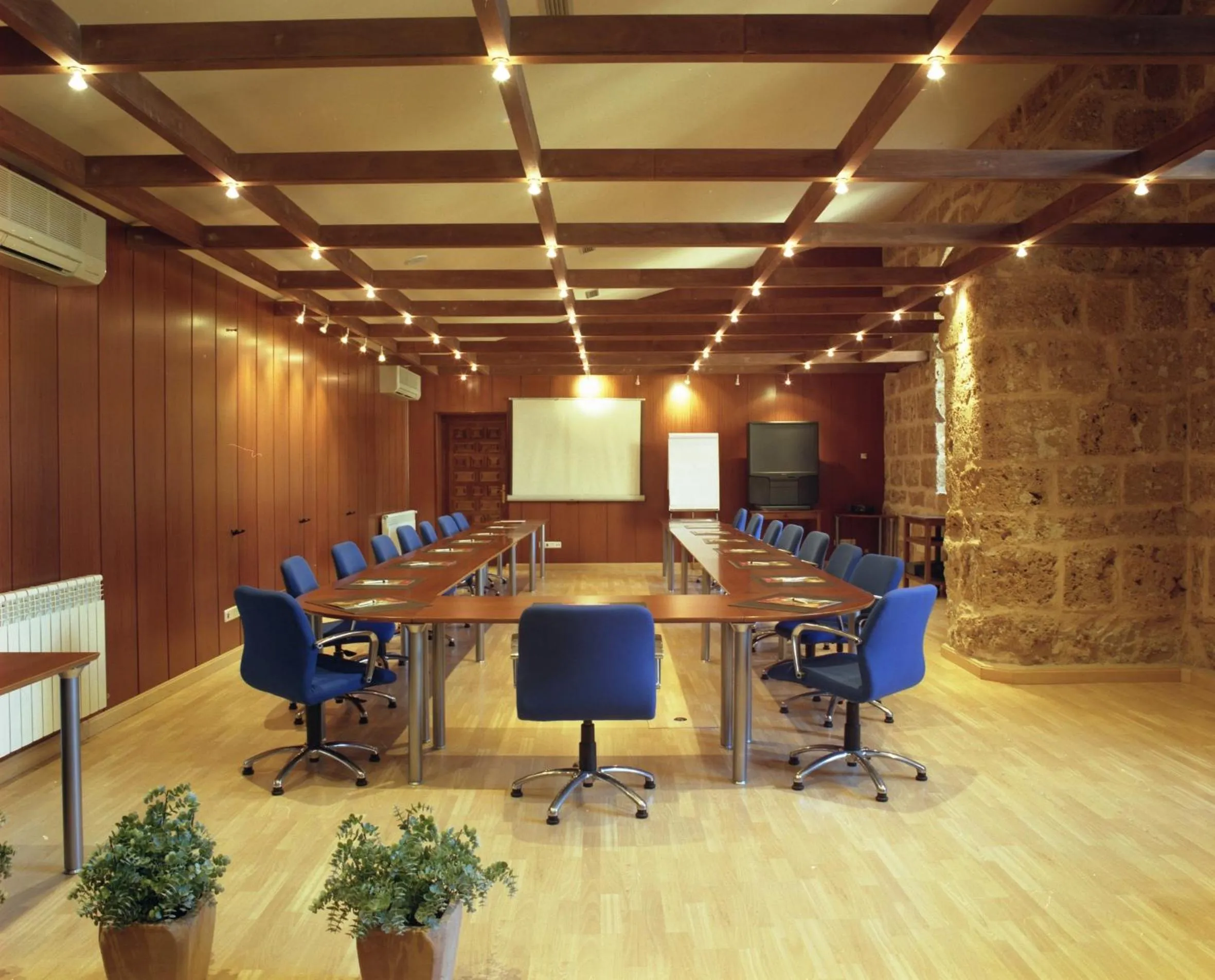Business facilities in Monasterio De Piedra