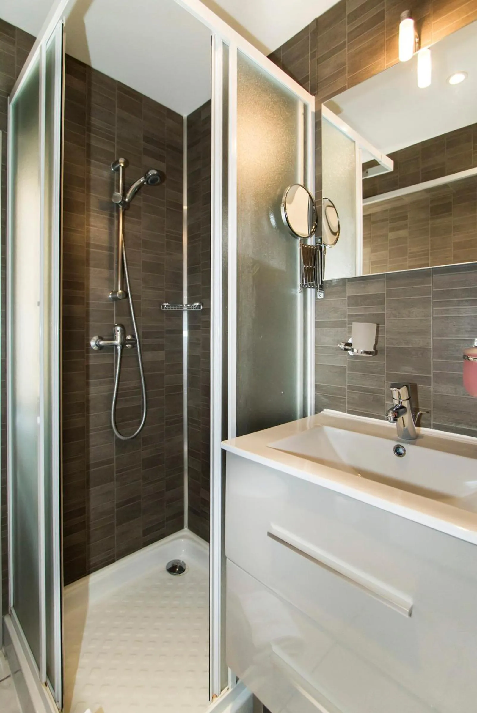 Bathroom in Florella Clemenceau Apartment