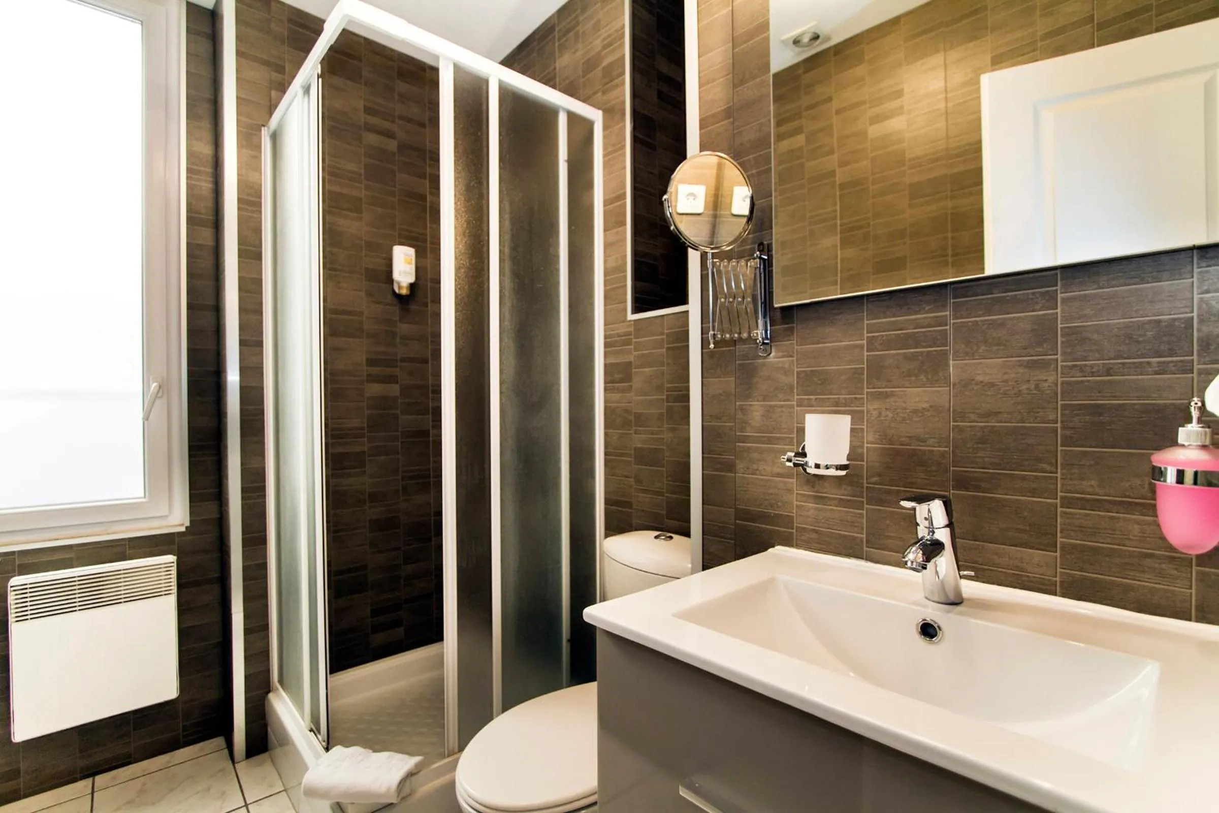 Bathroom in Florella Clemenceau Apartment
